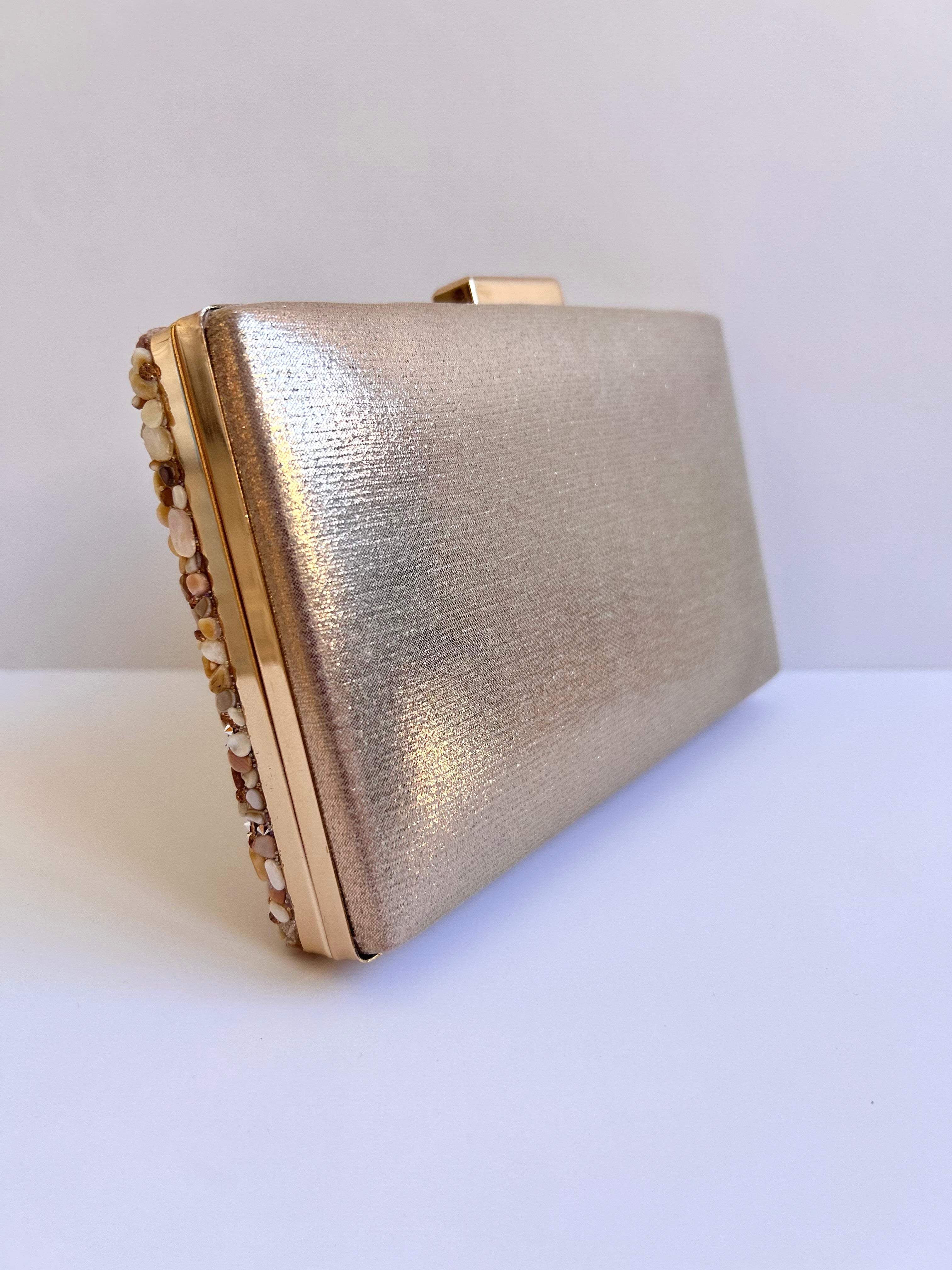 Clutch pedrería metalizado dorado