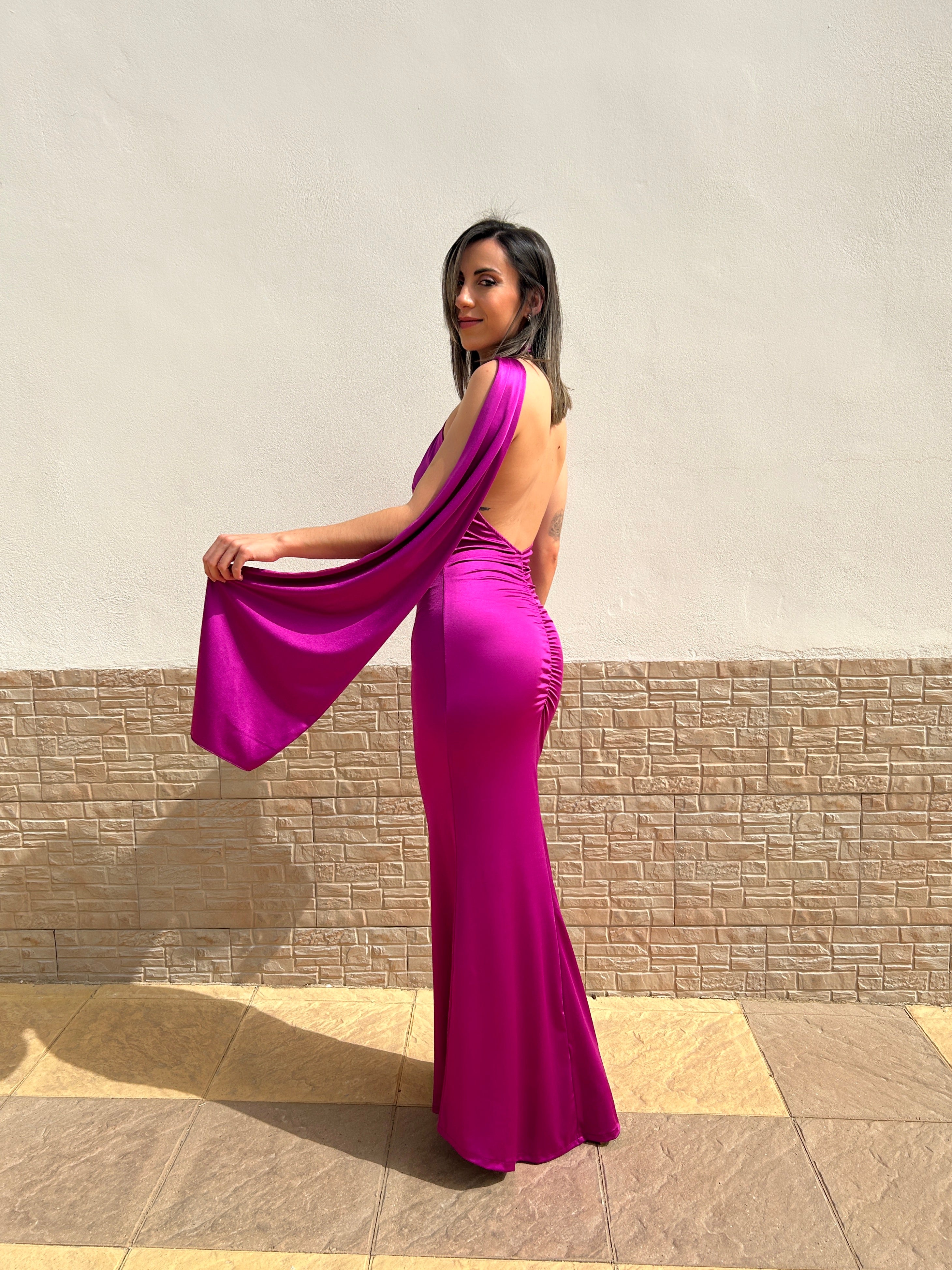 Vestido choker satinado amarena