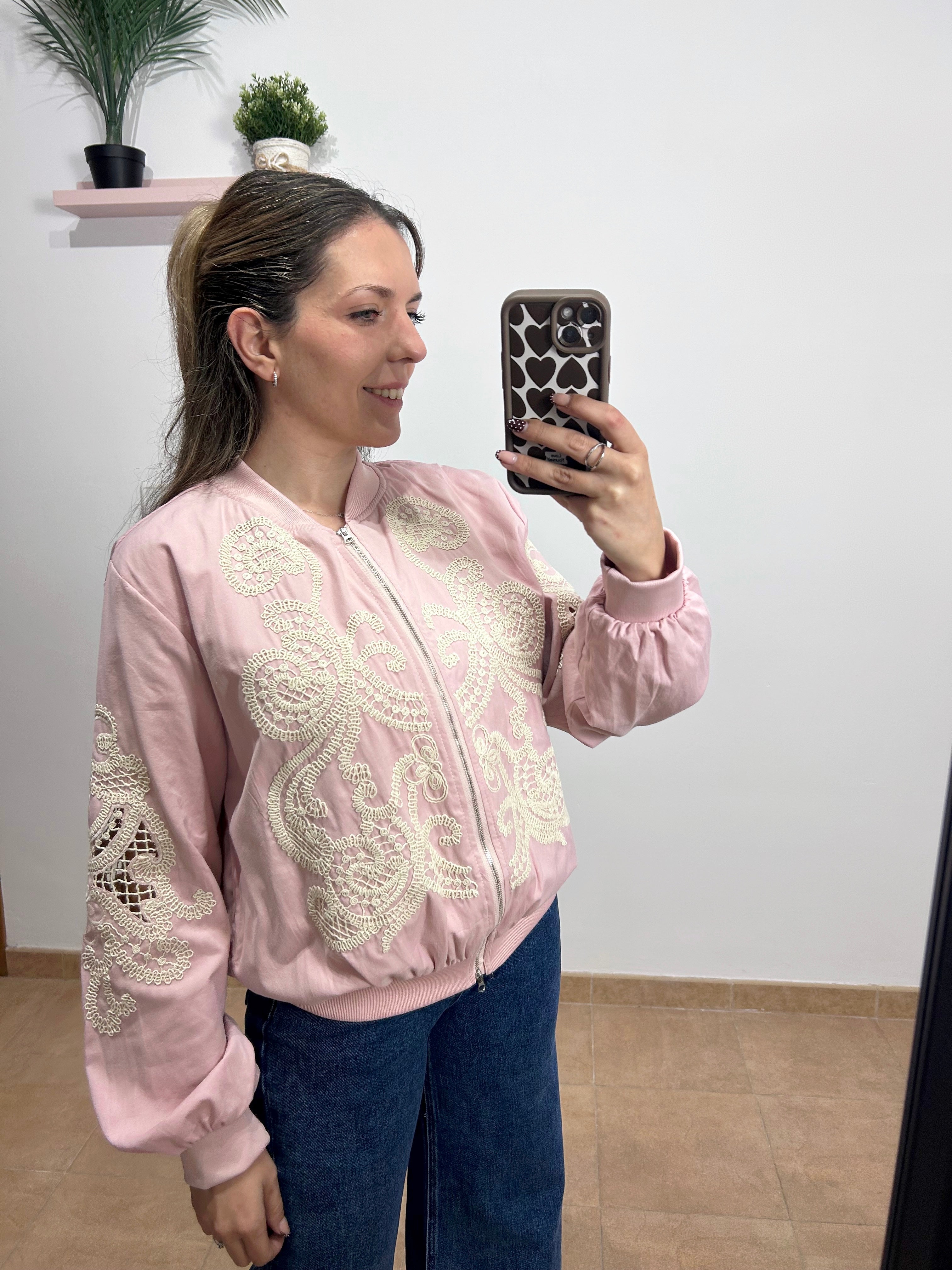 Chaqueta bomber bordado rosa