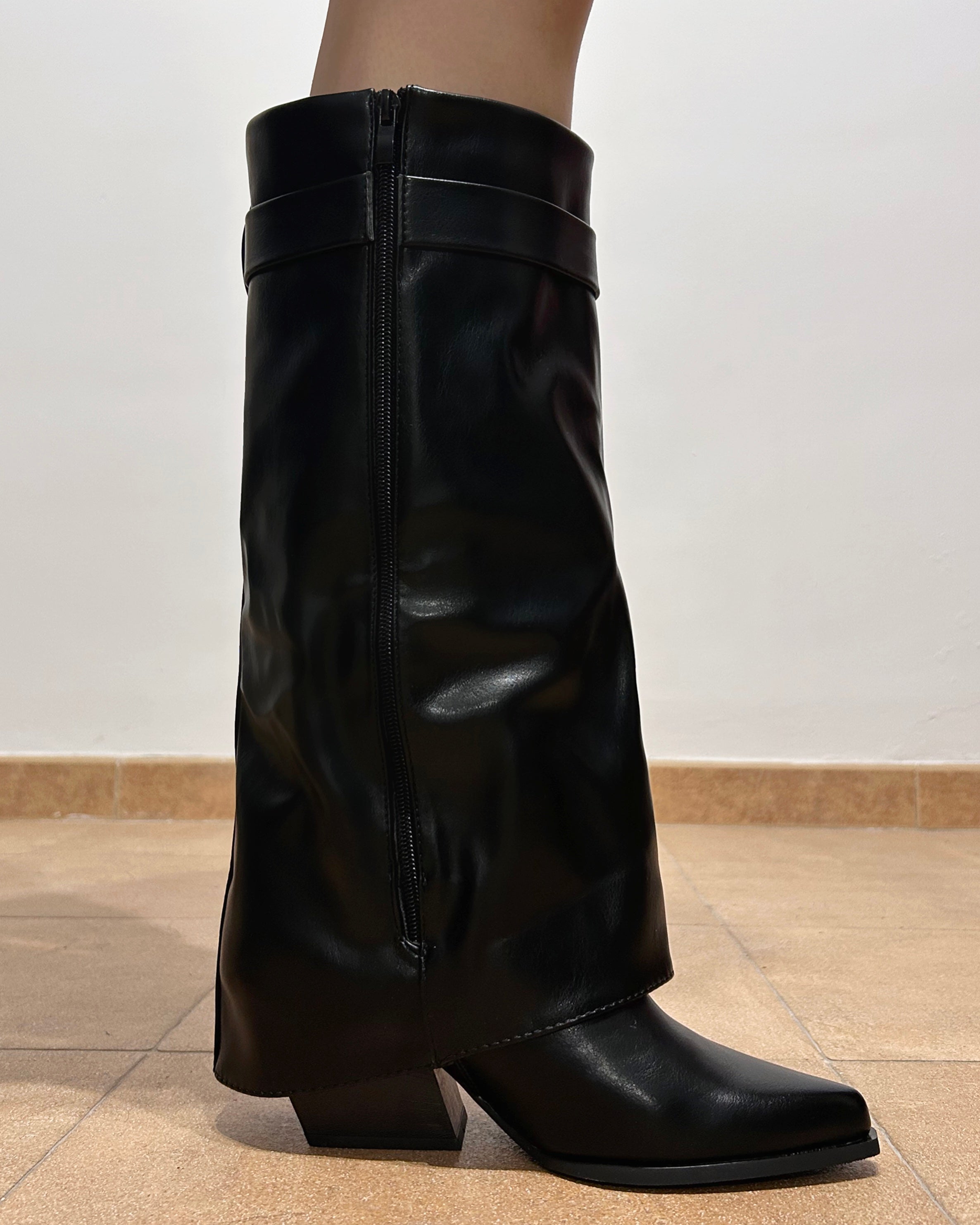 Bota alta solapa hebilla negro