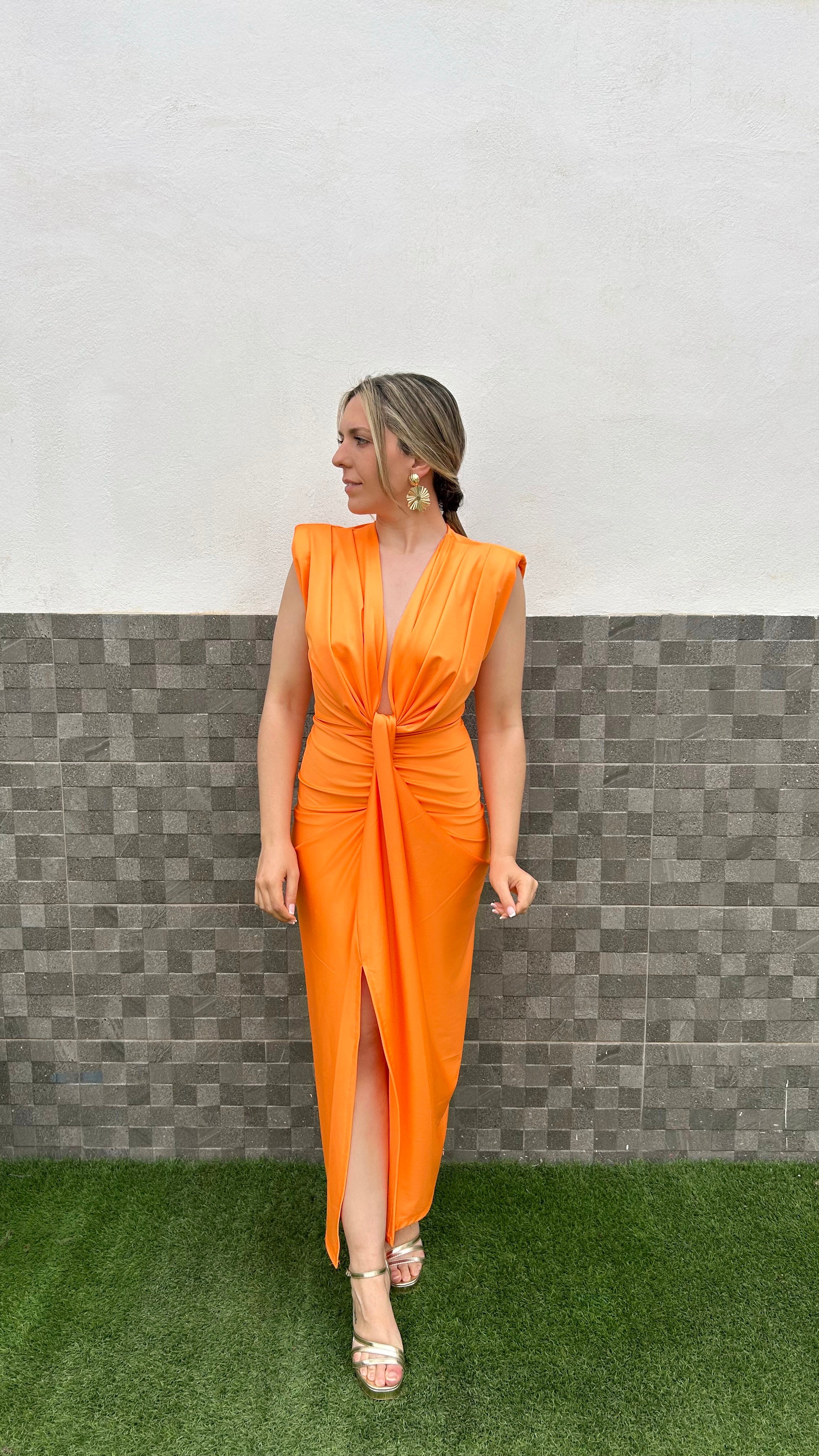 Vestido hombreras escote nudo naranja