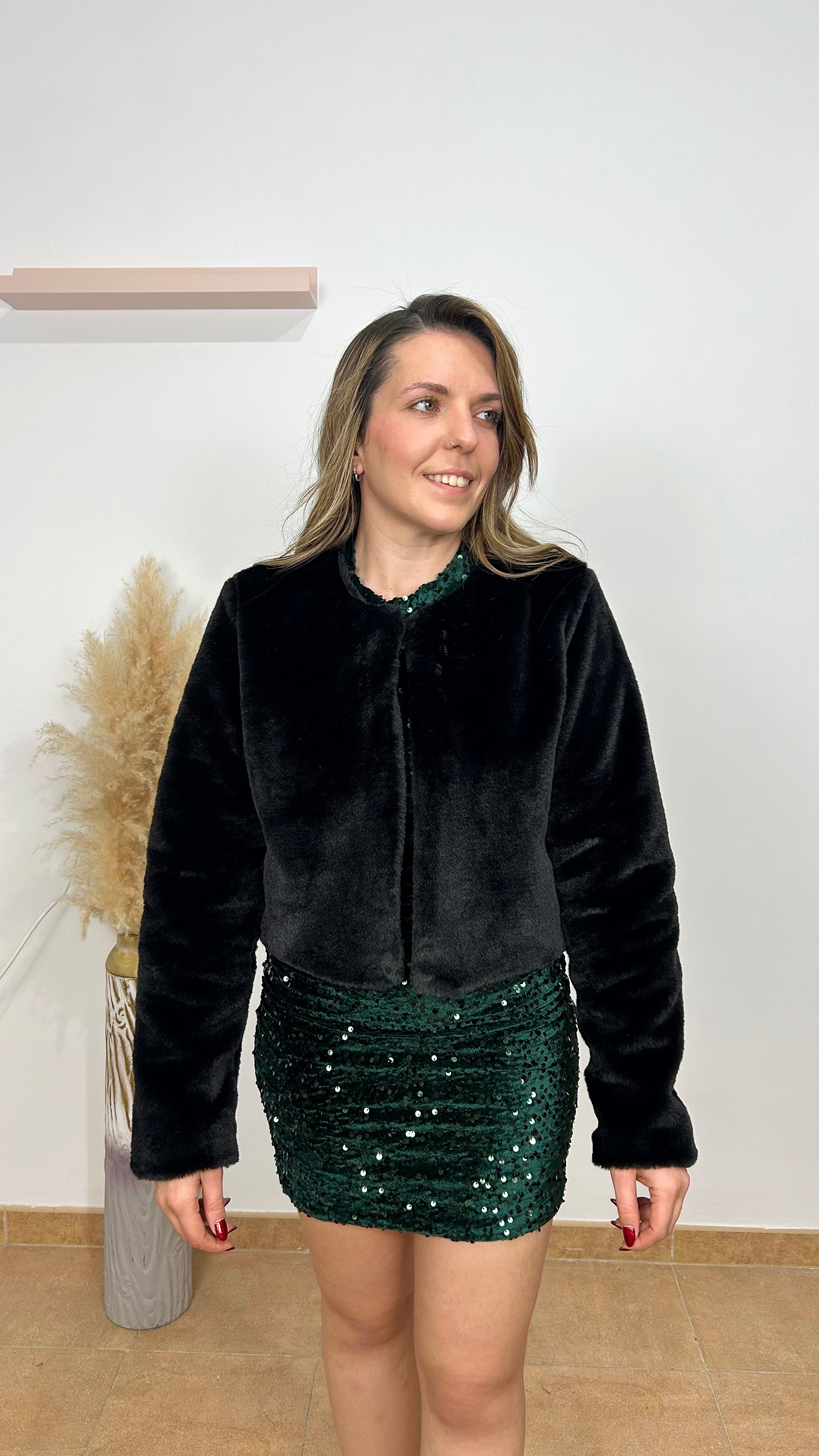 Chaqueta pelo crop negro