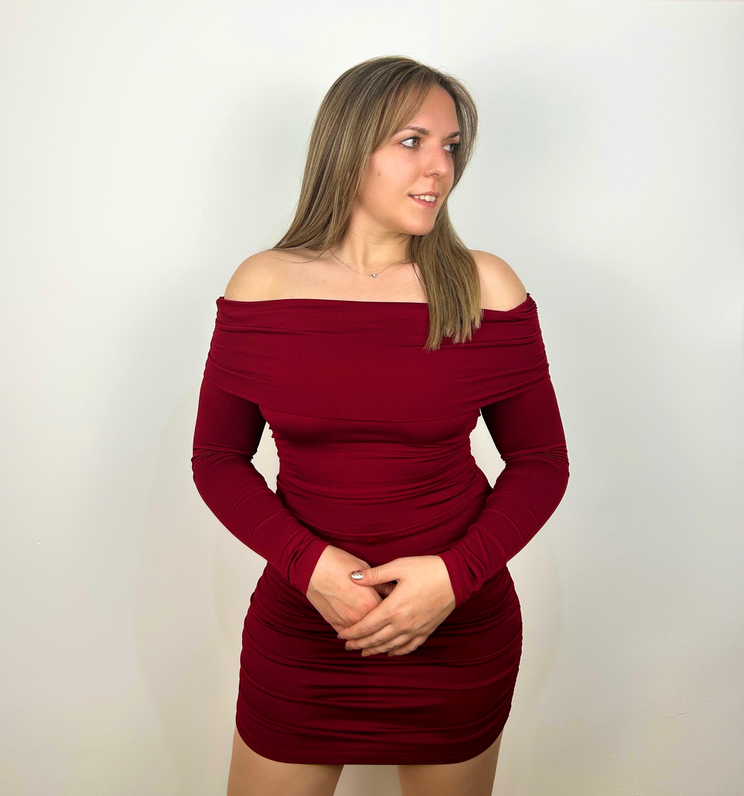 Vestido mini escote bardot vino
