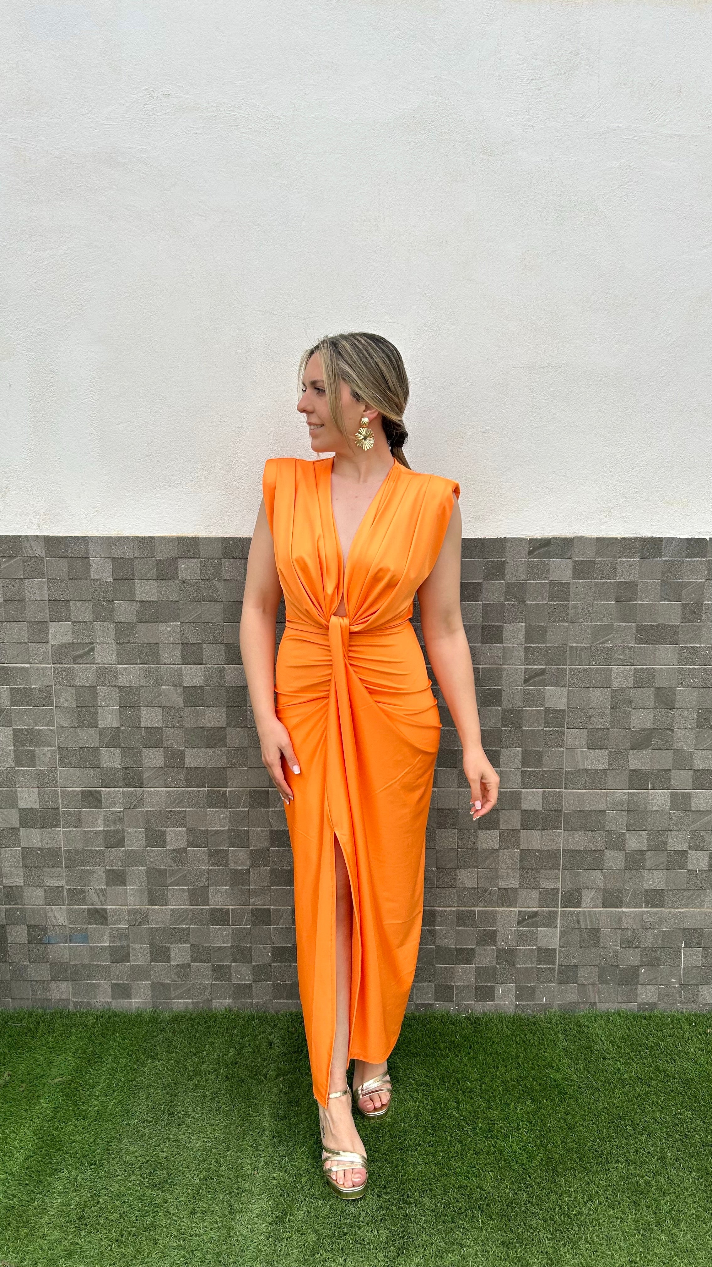 Vestido hombreras escote nudo naranja