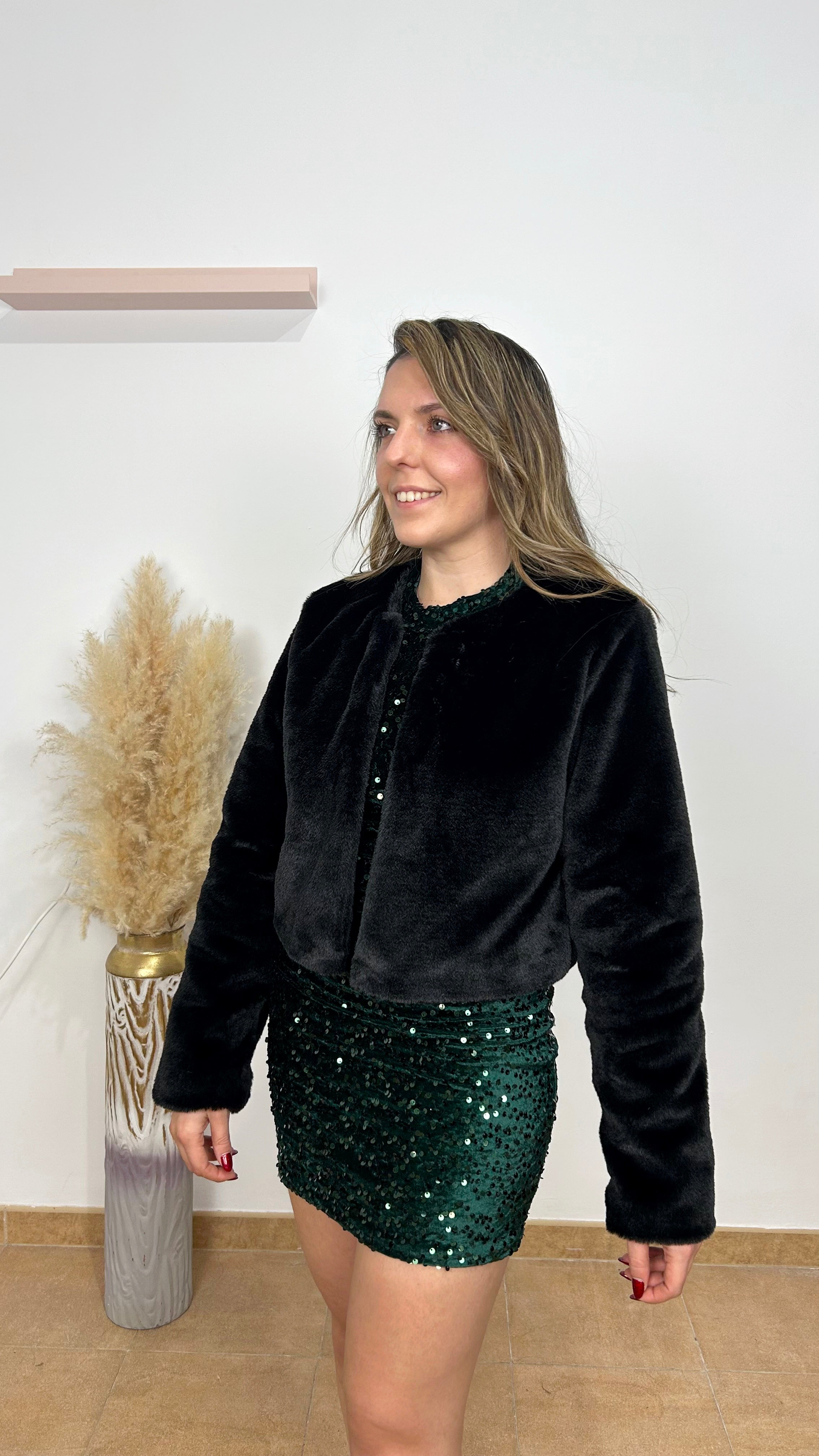 Chaqueta pelo crop negro