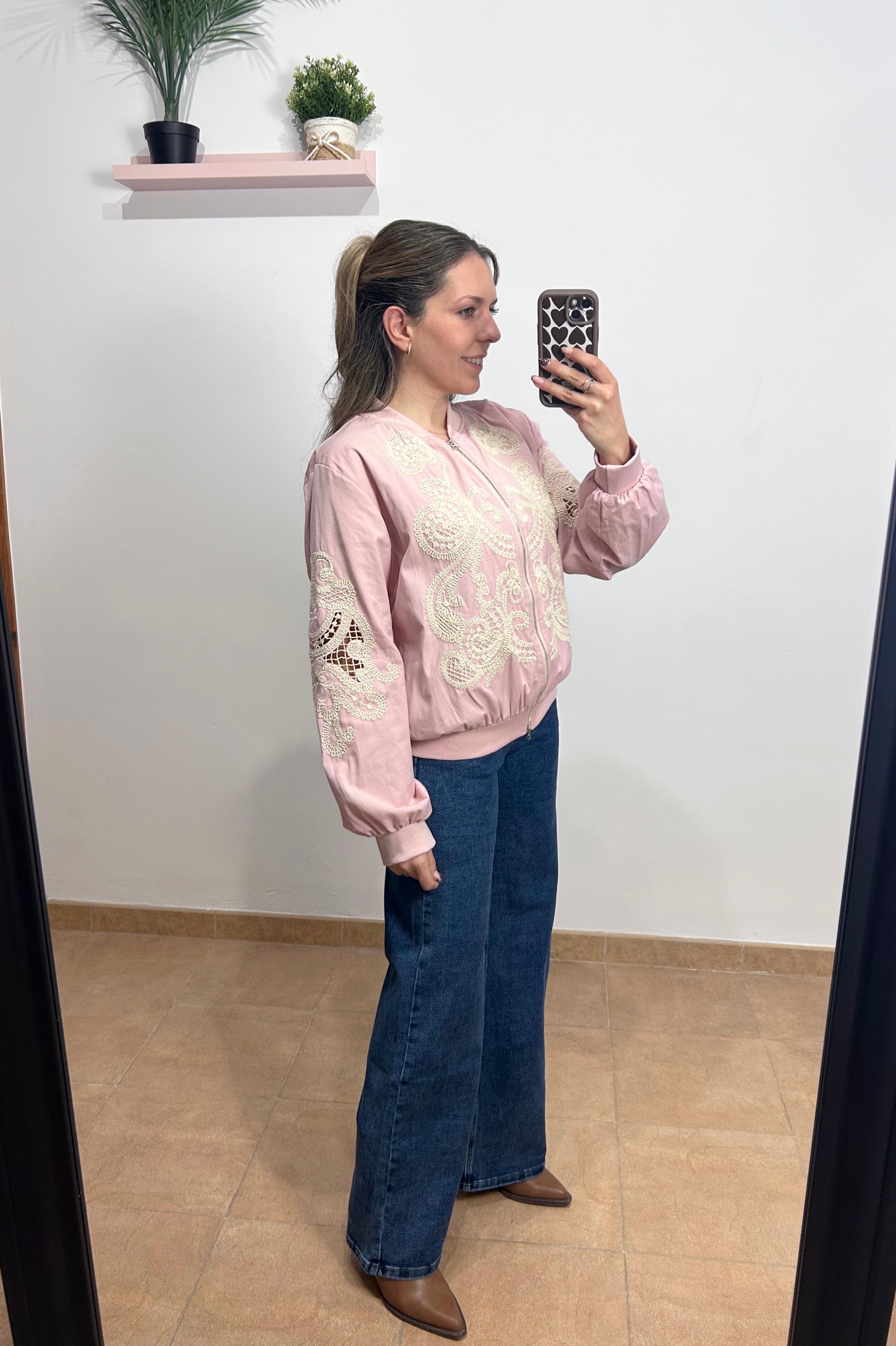 Chaqueta bomber bordado rosa