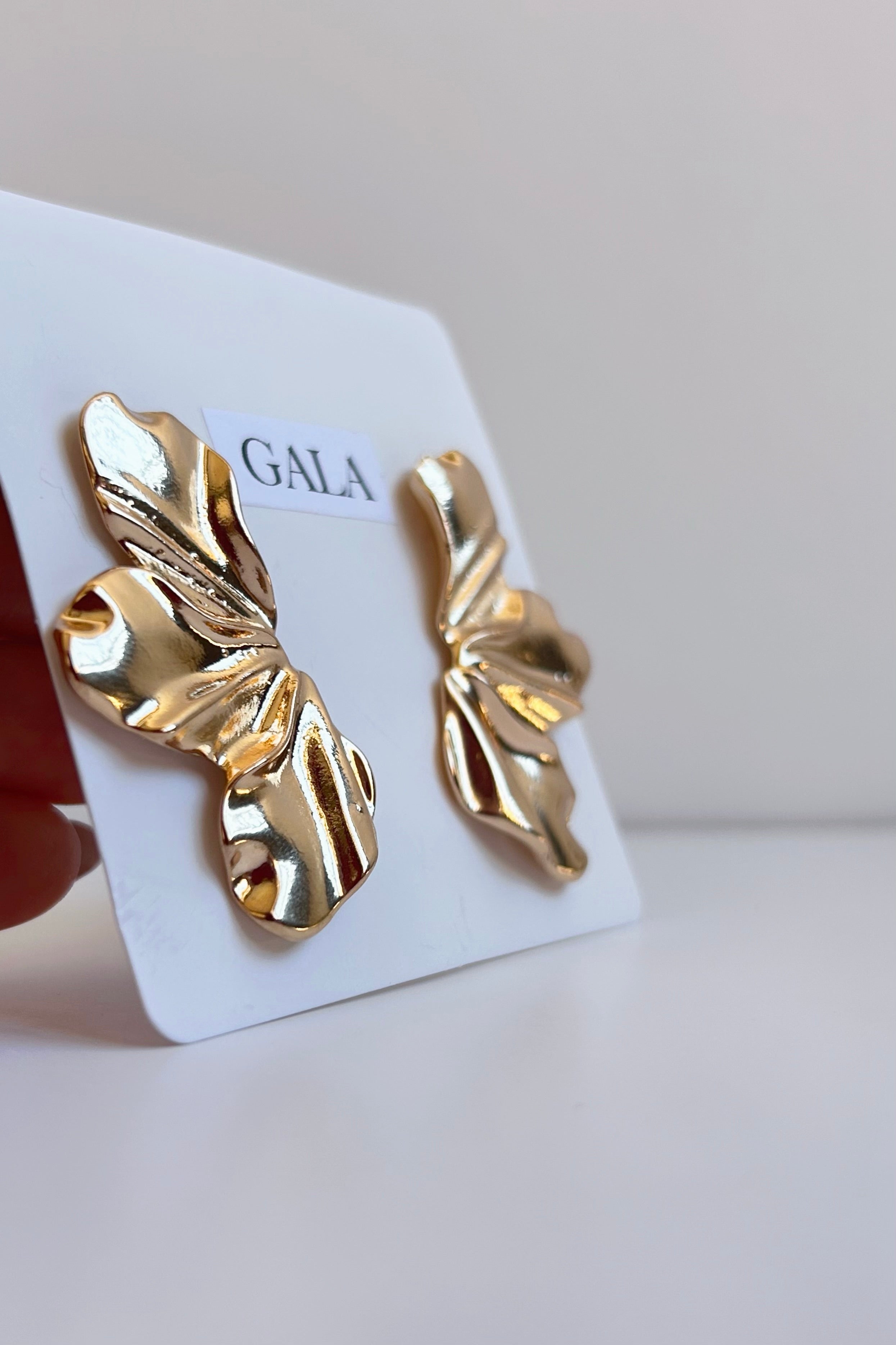 Pendientes media flor dorados