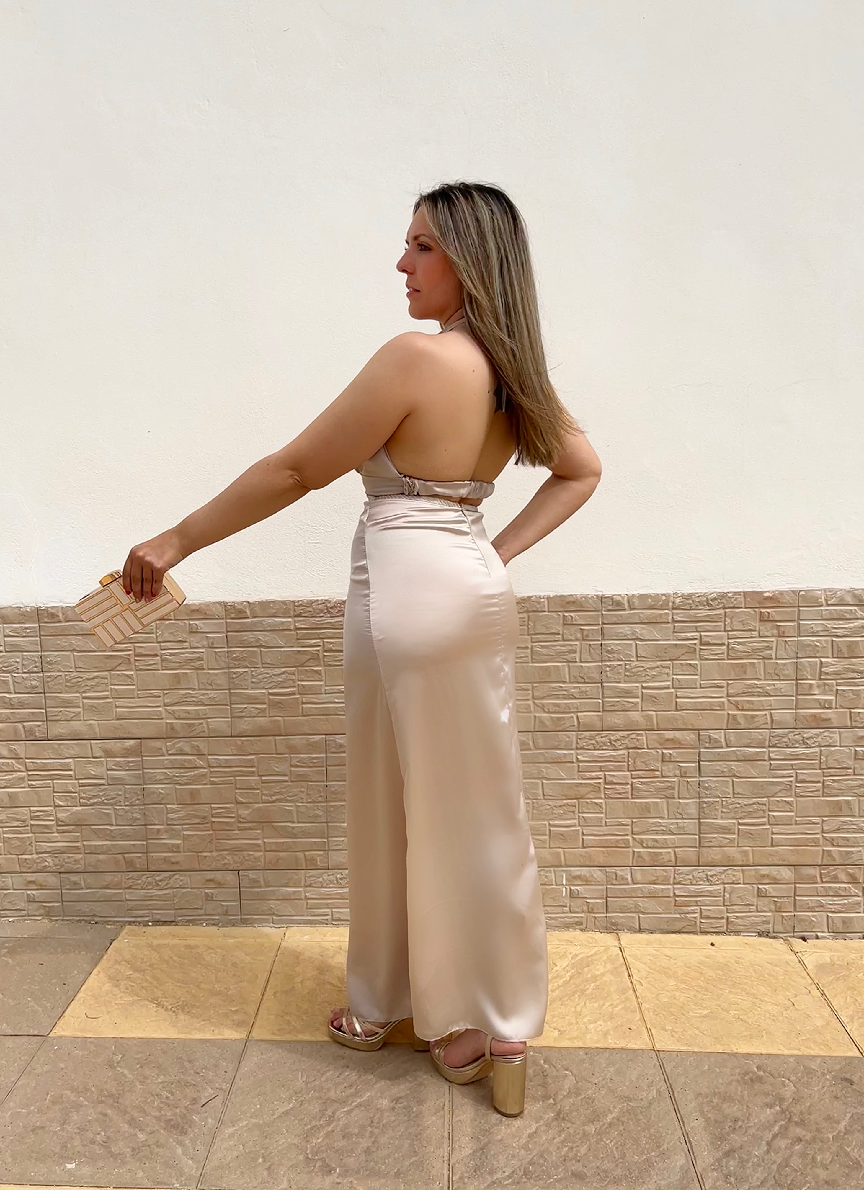 Abito midi in raso beige con cut-out