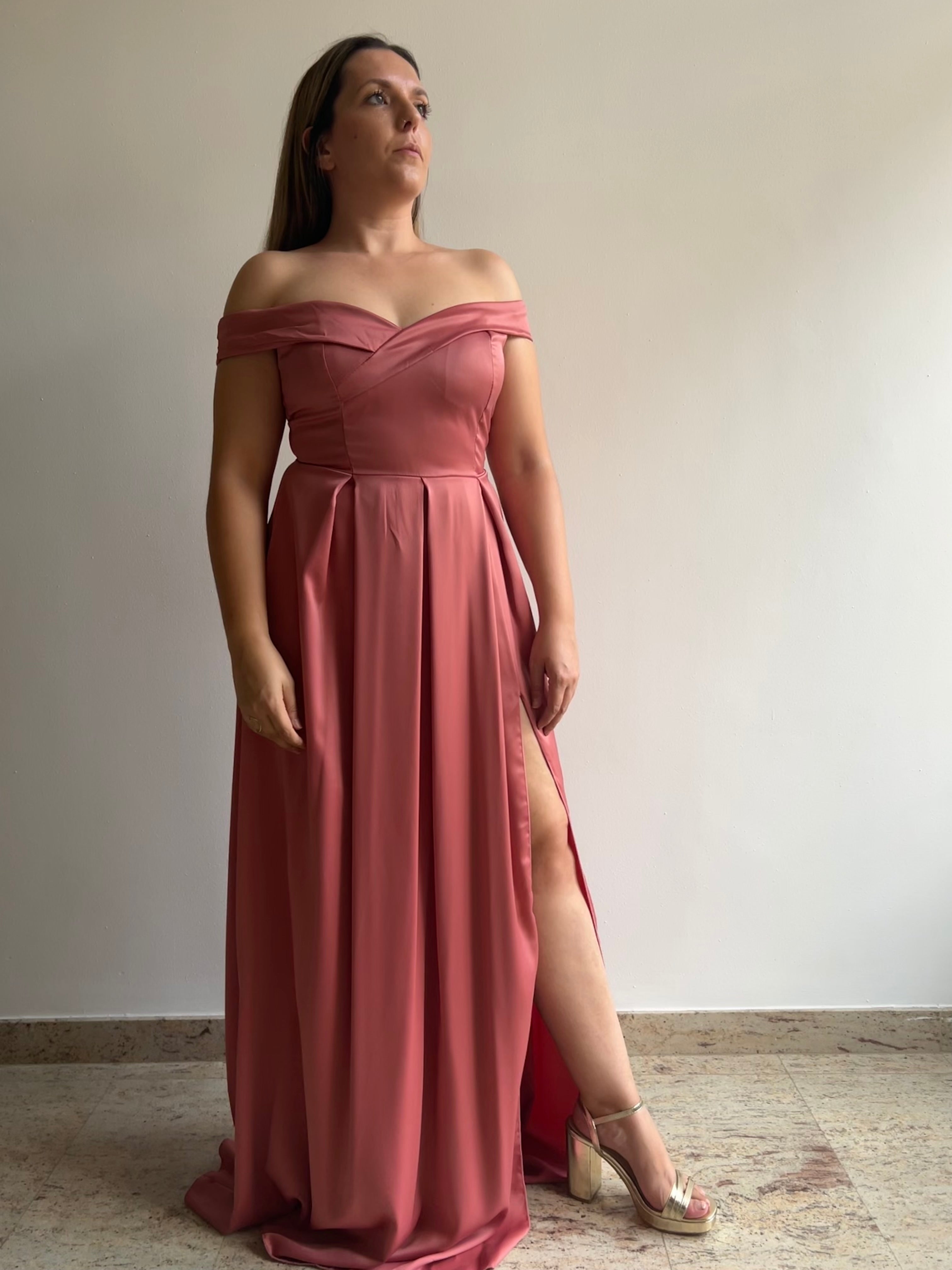 Abito con scollo a barca