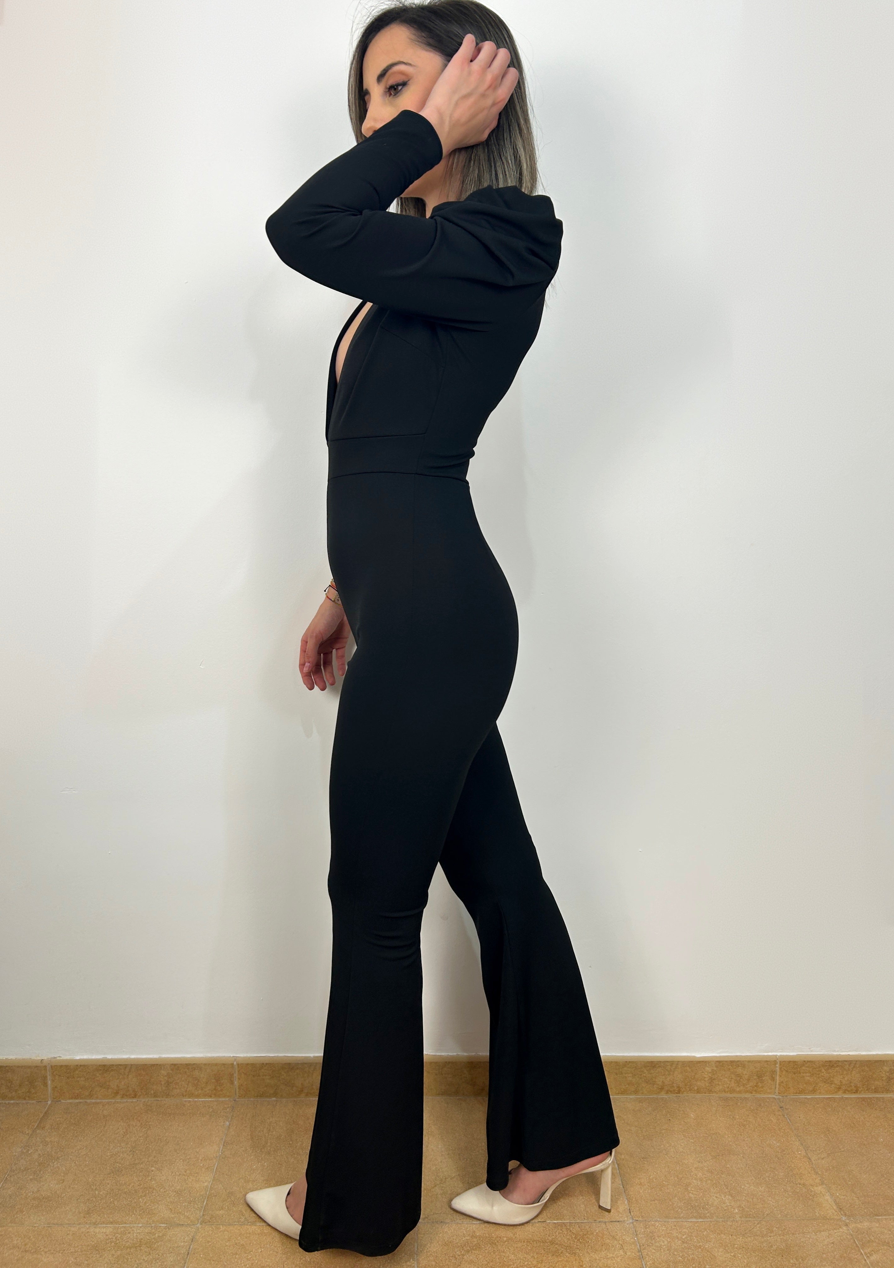 Tuta nera con maniche scollo a V