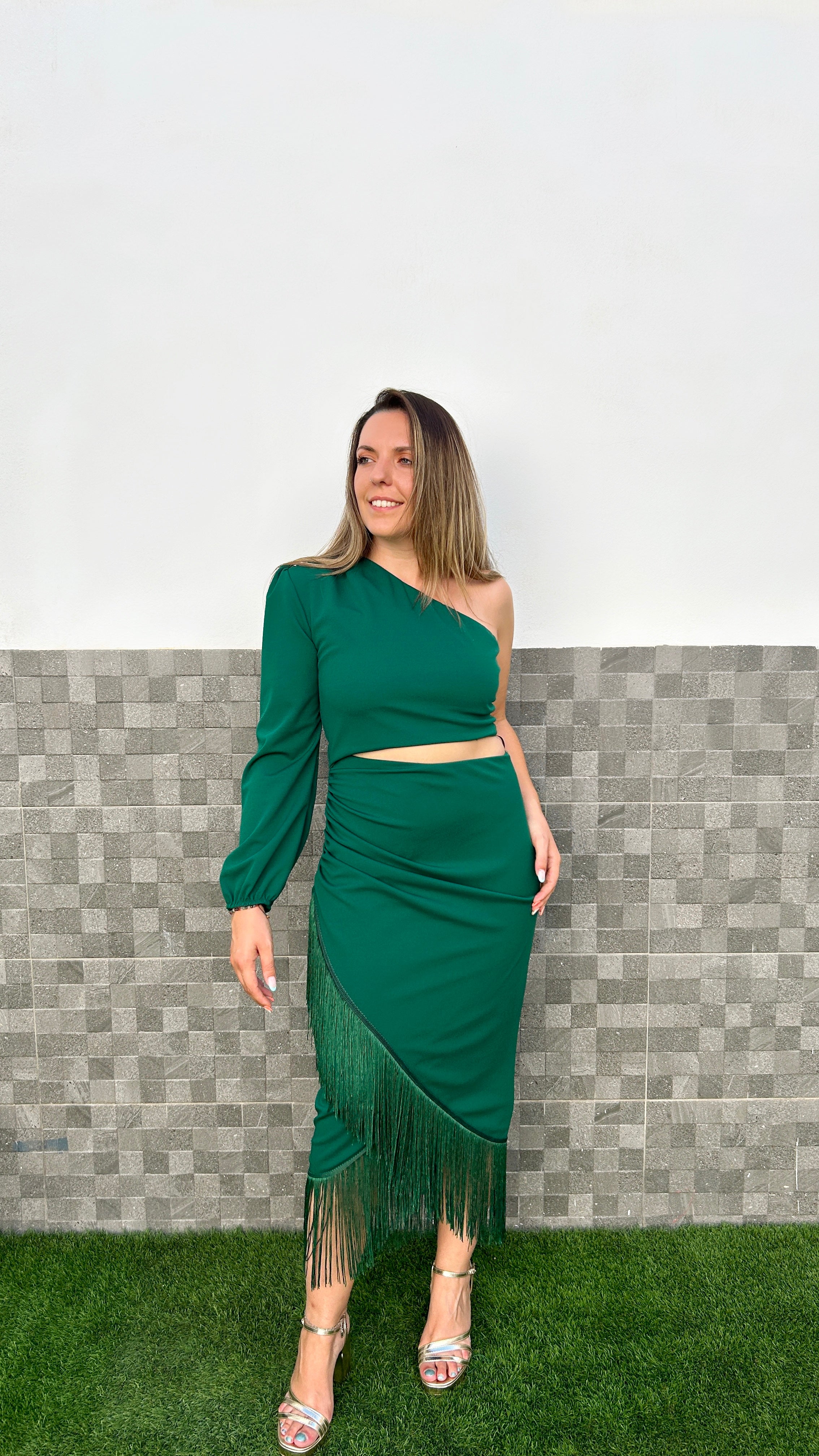 Vestido midi asimetrico flecos verde botella