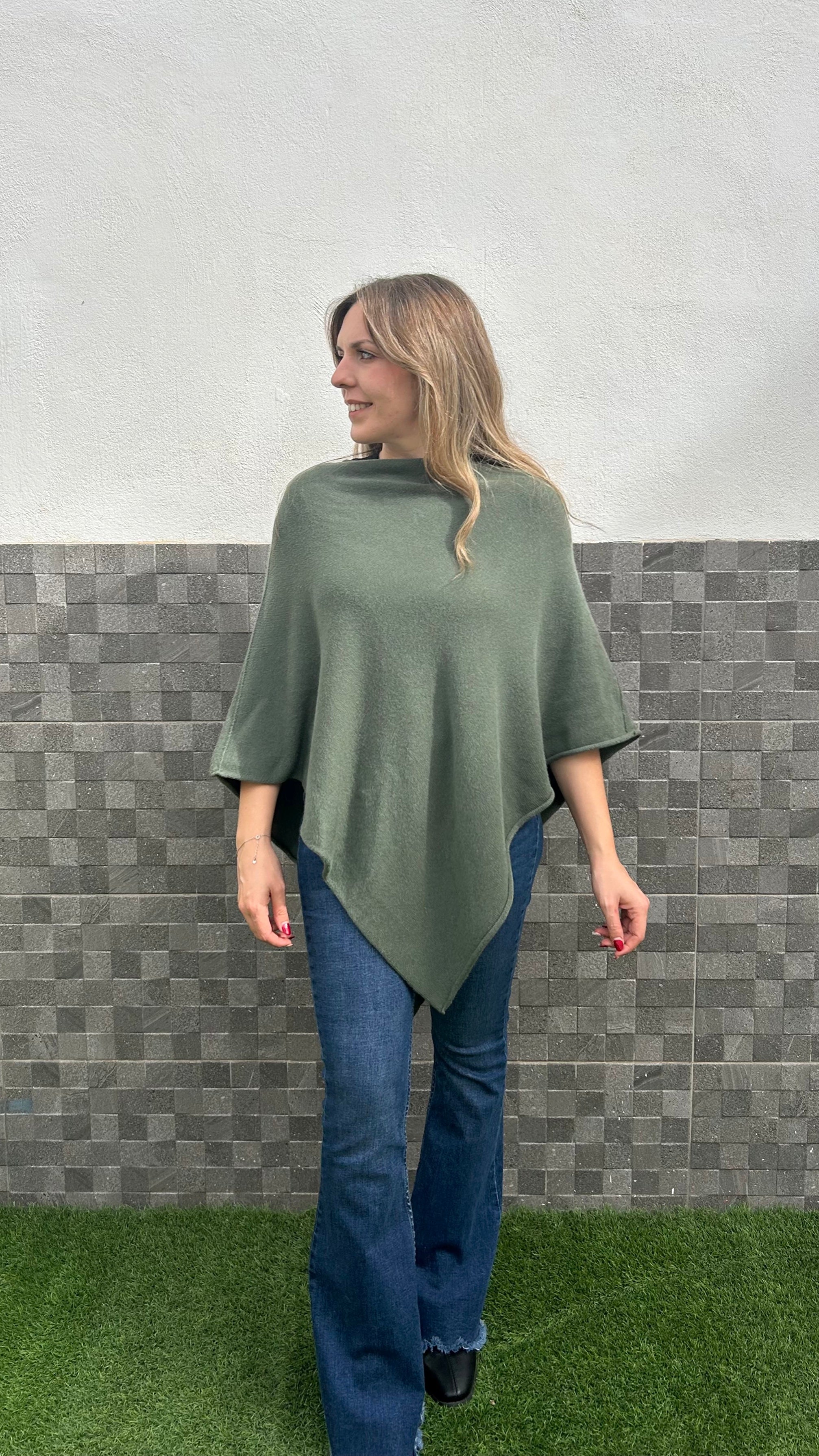 Poncho pico asimétrico caqui