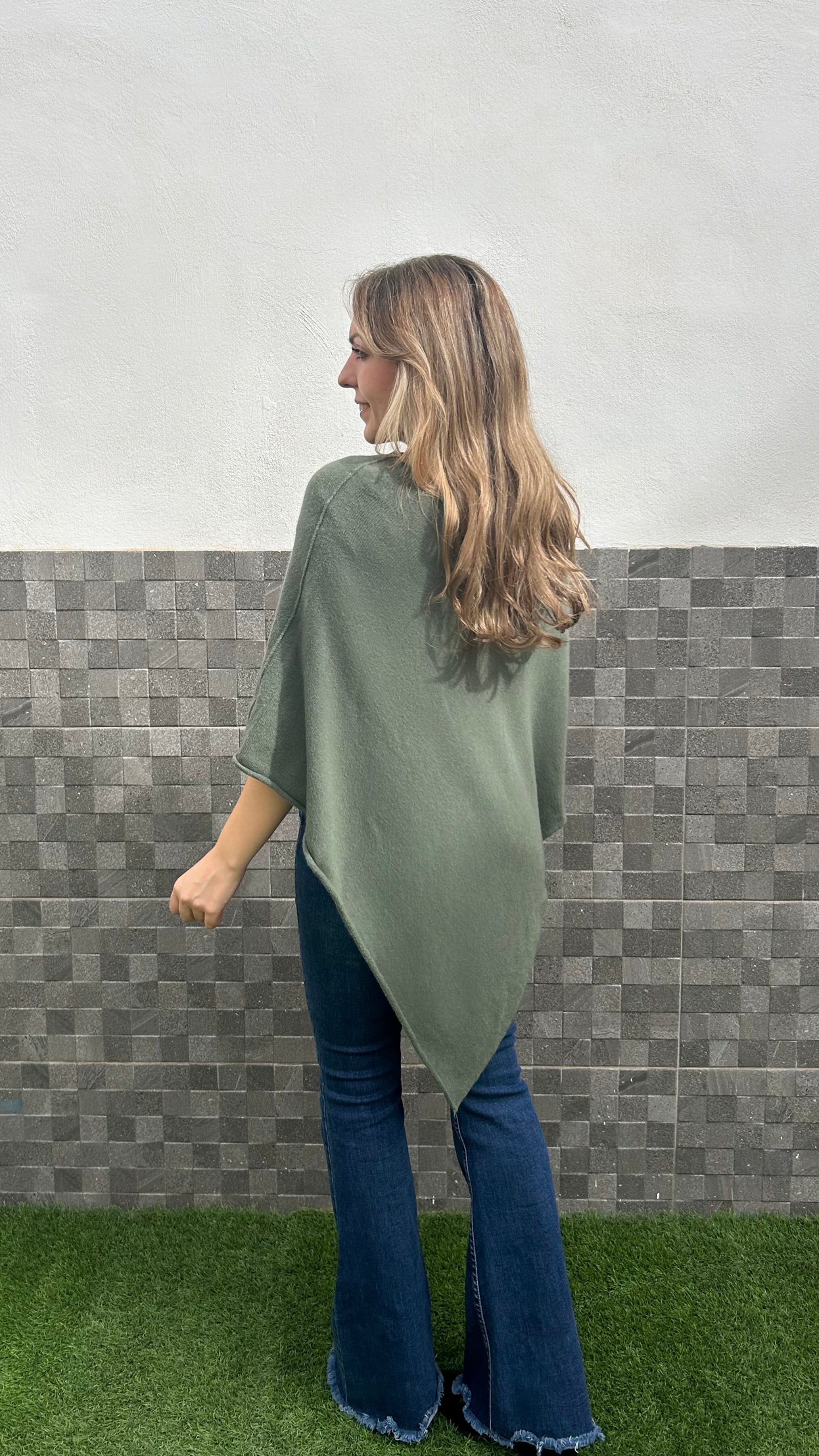 Poncho pico asimétrico caqui