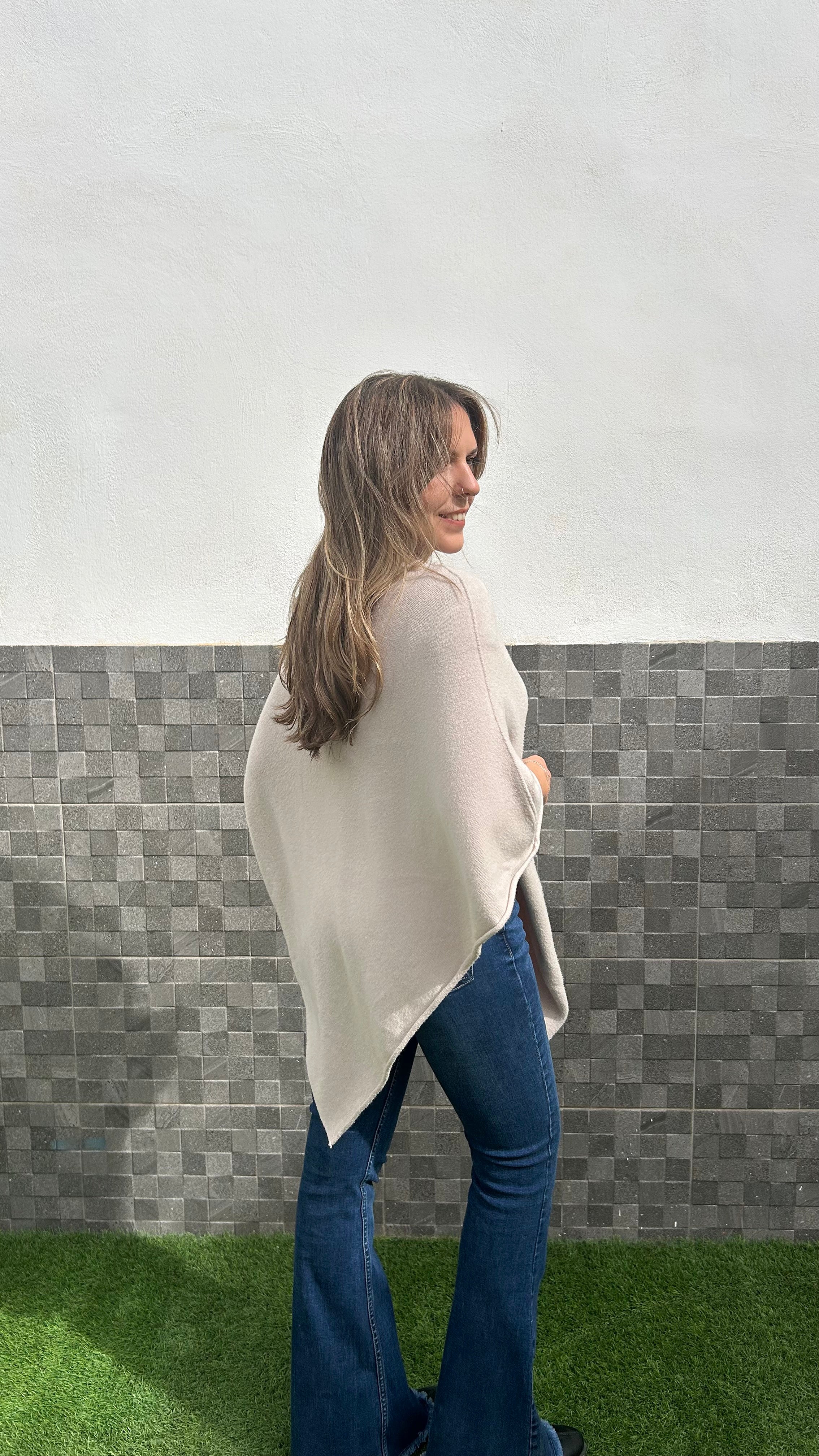 Poncho pico asimétrico beige