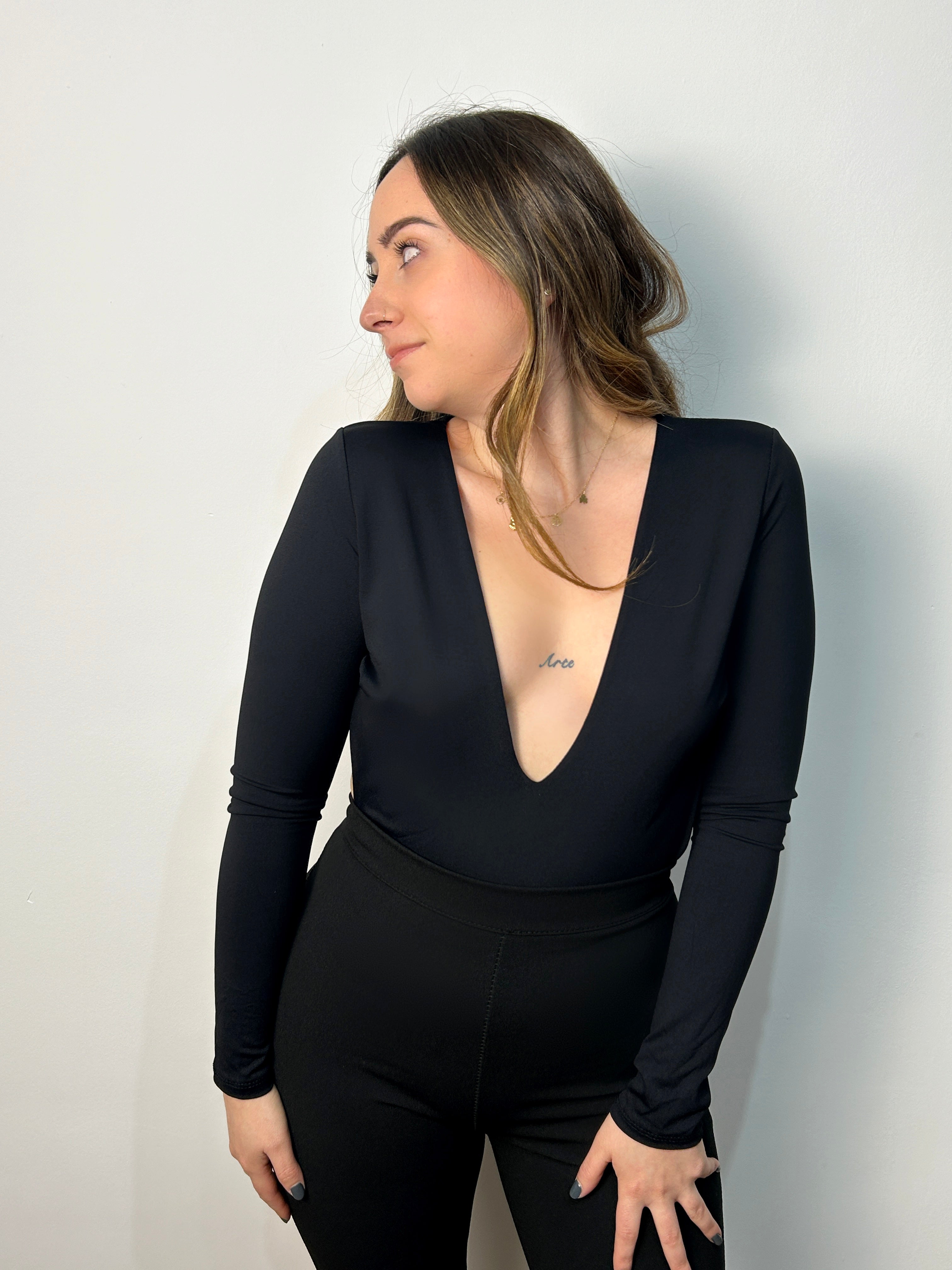 Body escote arandela negro