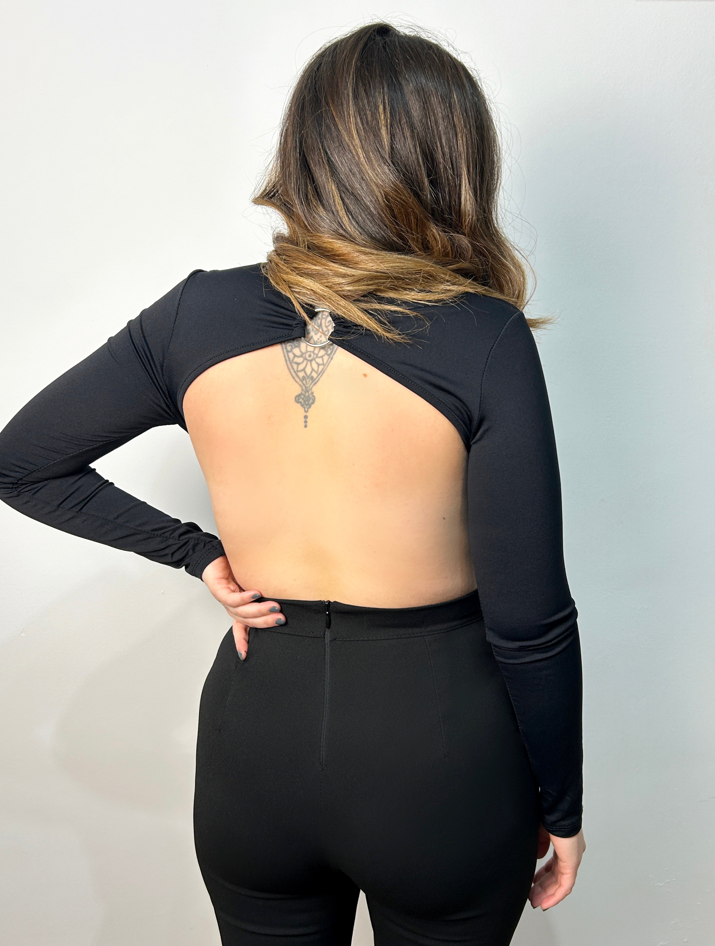 Body escote arandela negro