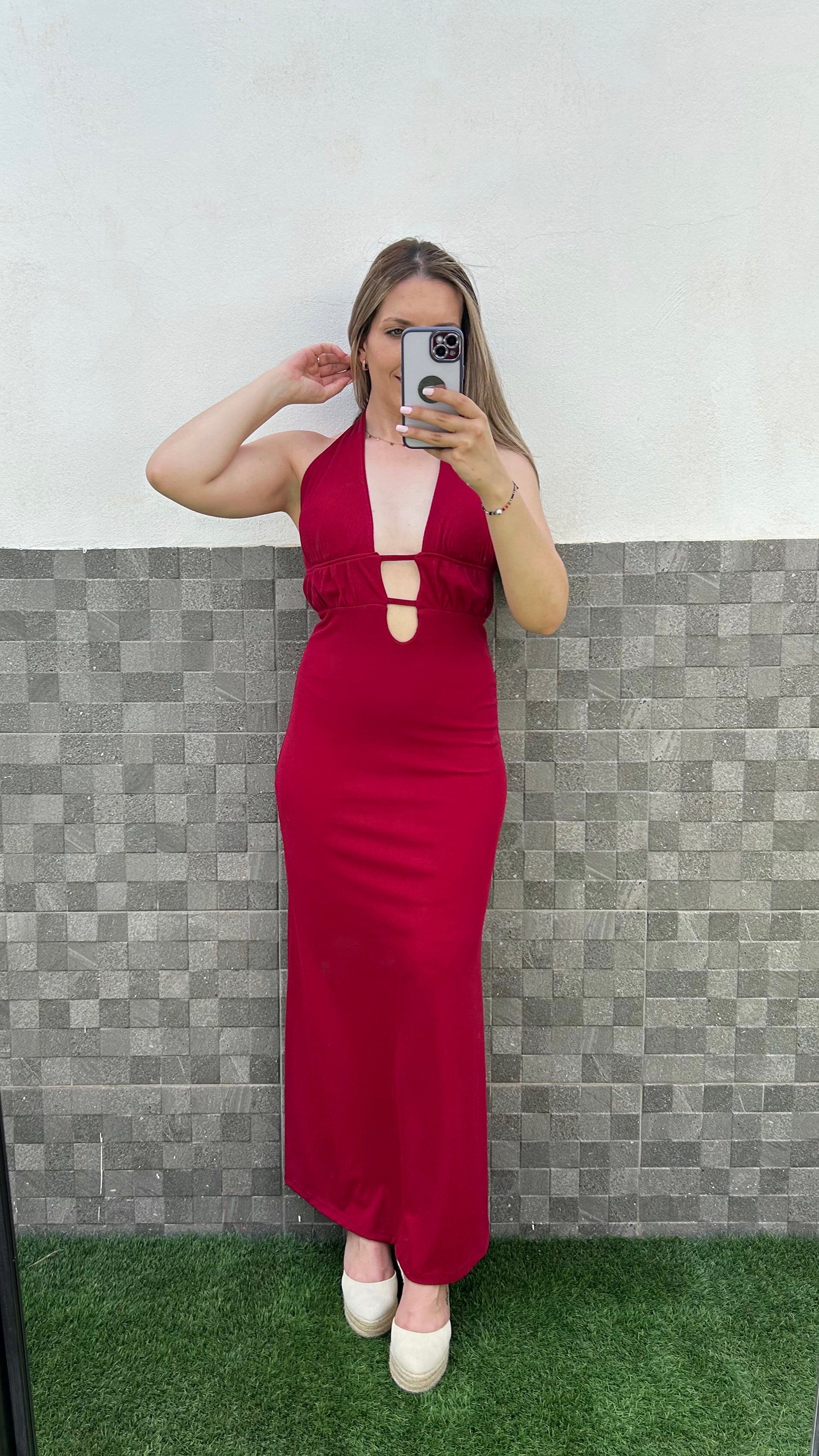 Vestido midi canalé escote pronunciado burdeos