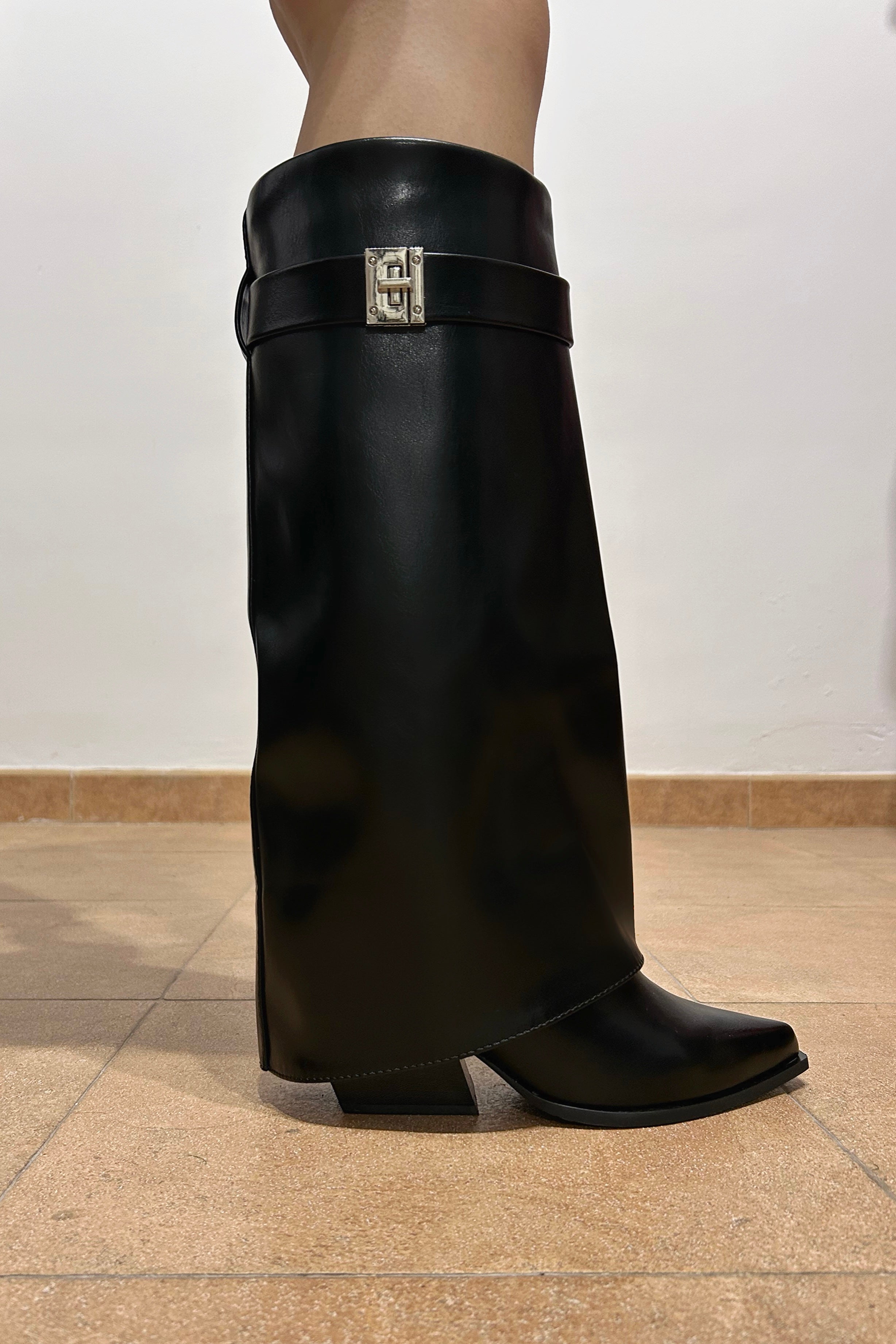 Bota alta solapa hebilla negro