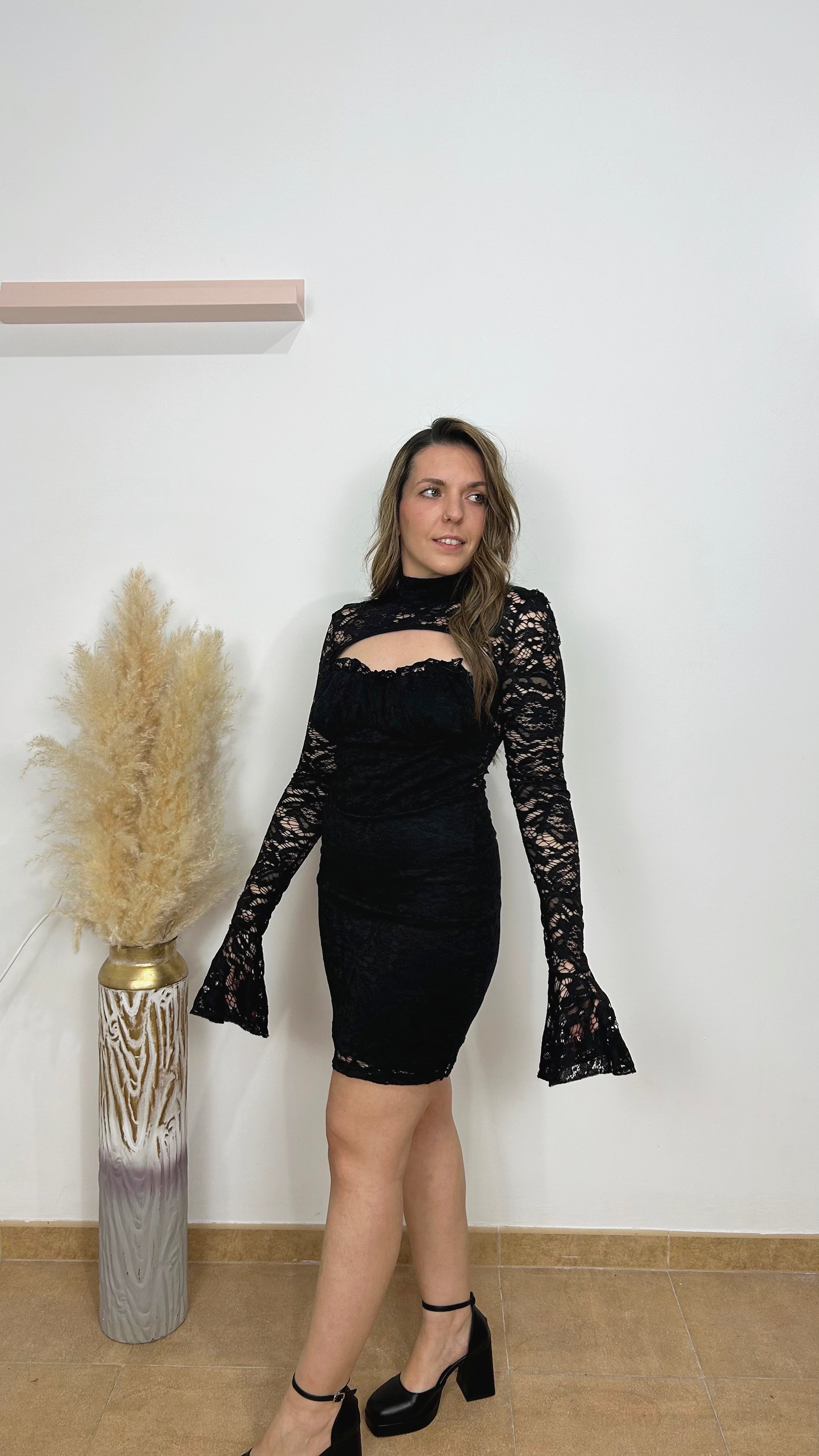 Vestido mini encaje cut out negro