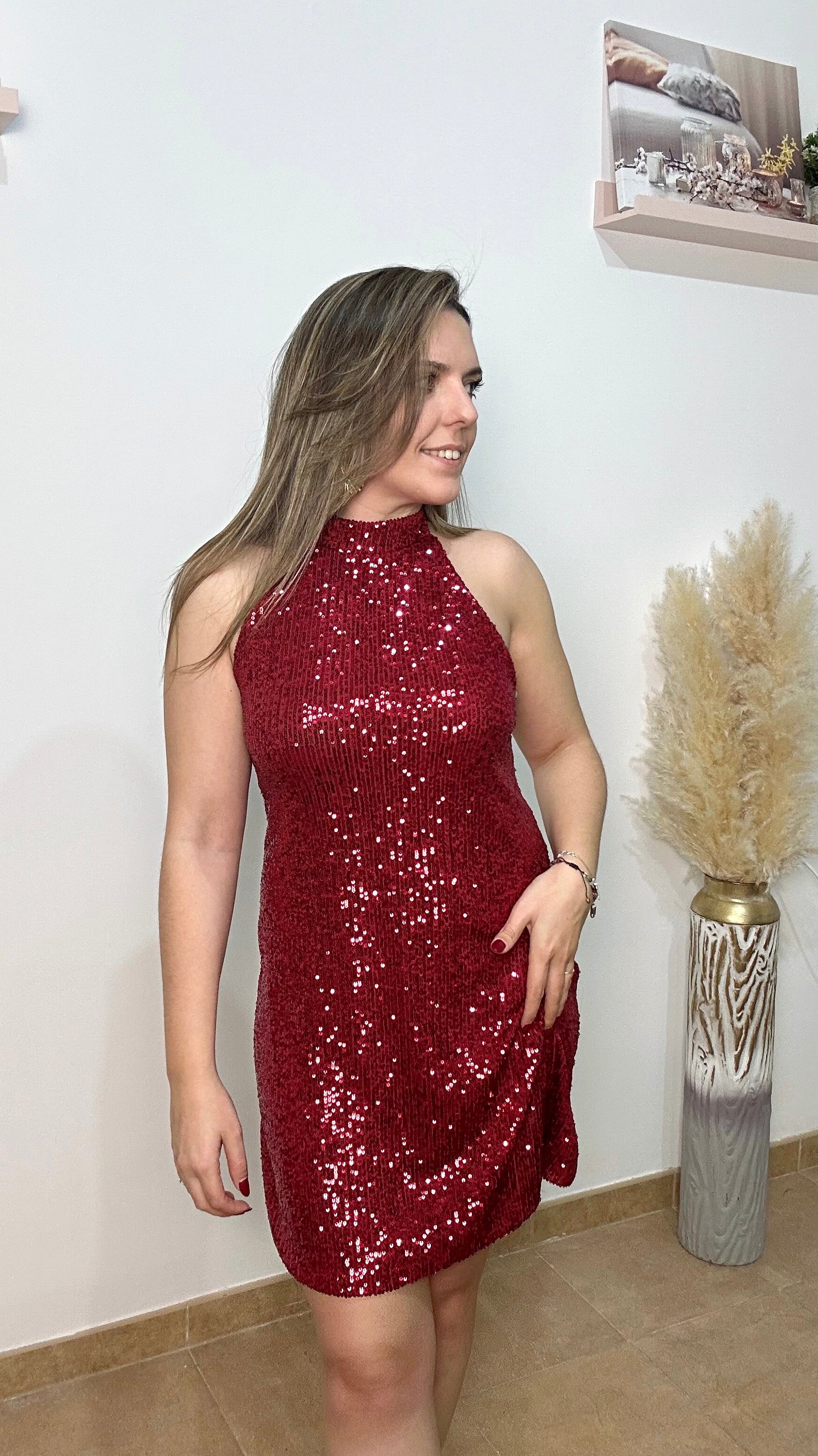 Vestido glitter escote halter burdeos