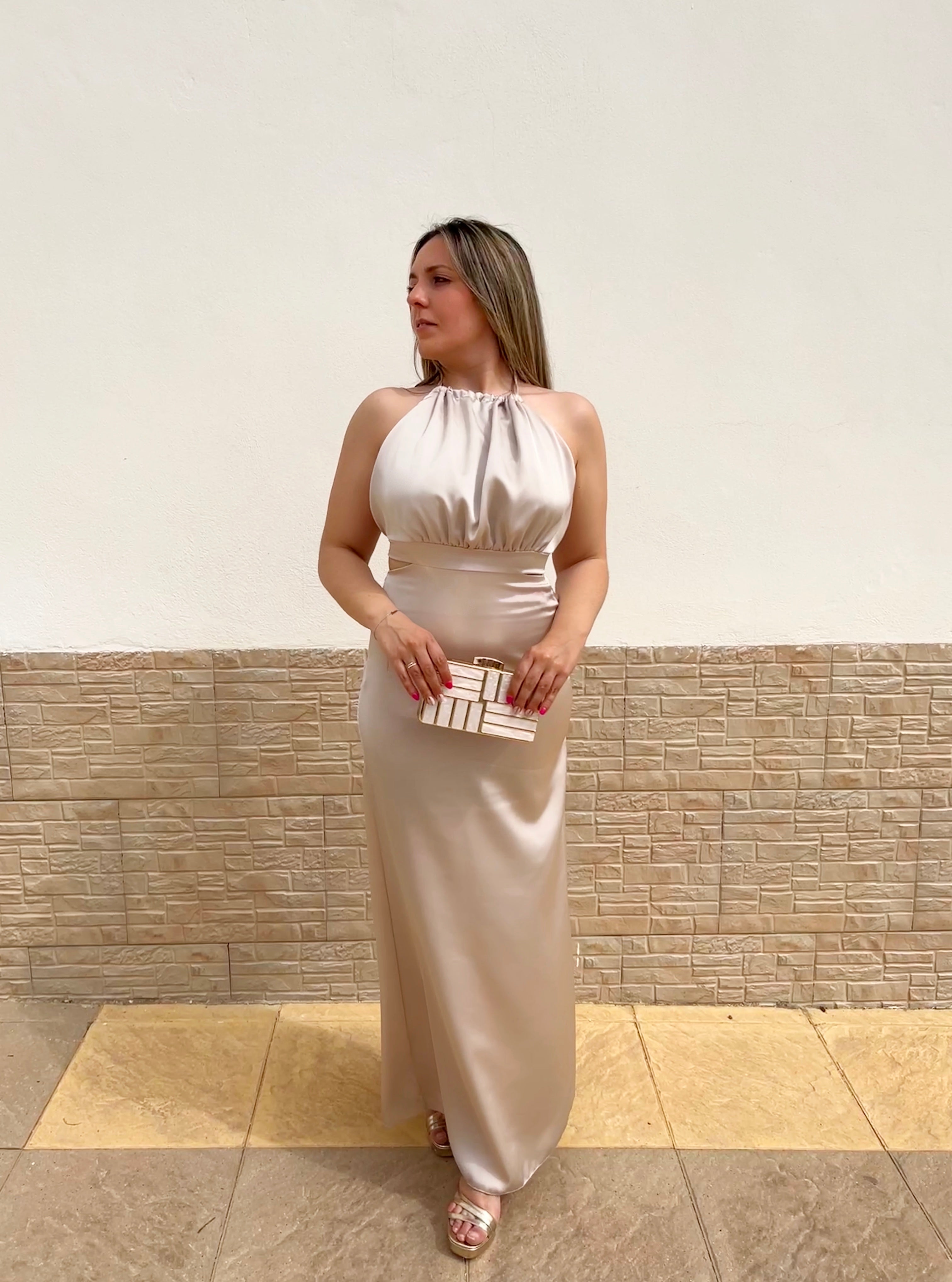 Vestido satinado middi cut out beige