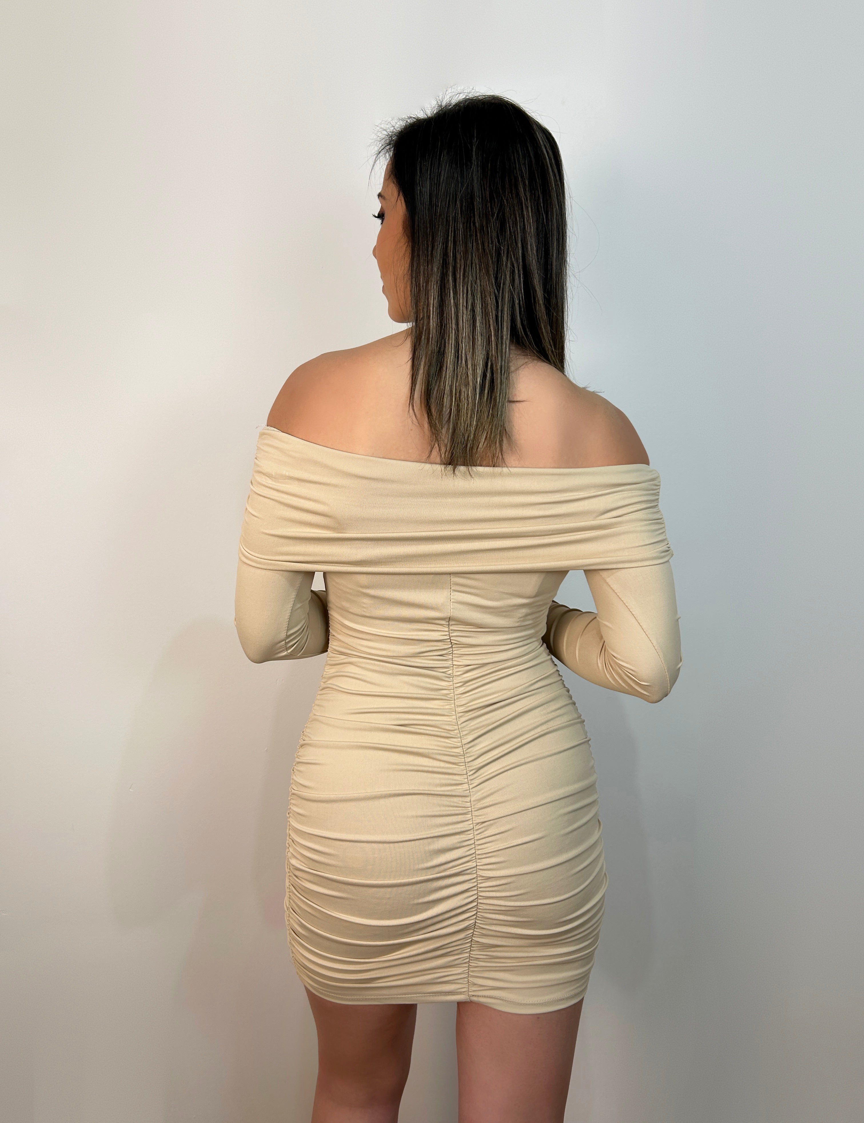 Vestido mini escote bardot beige