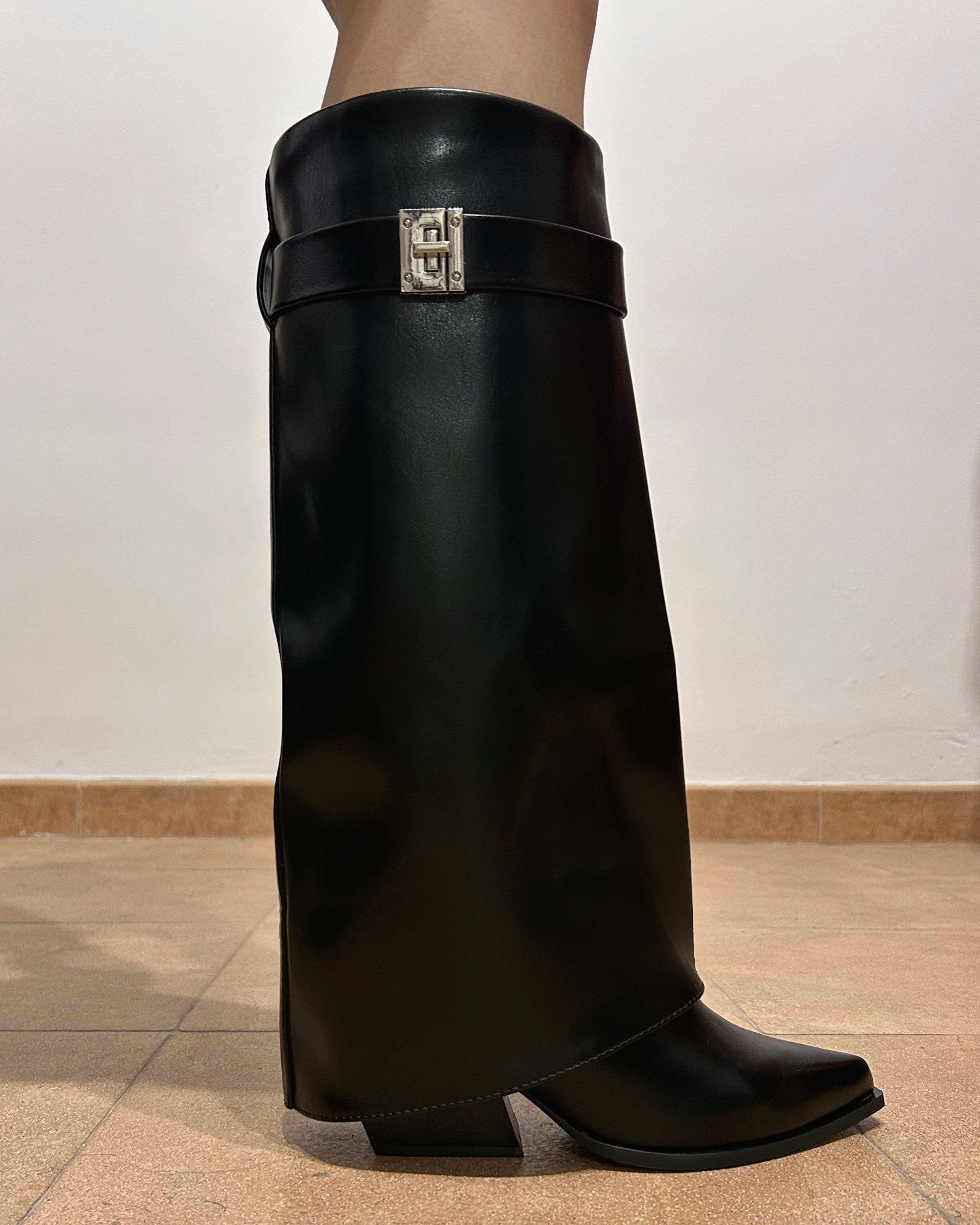 Bota alta solapa hebilla negro