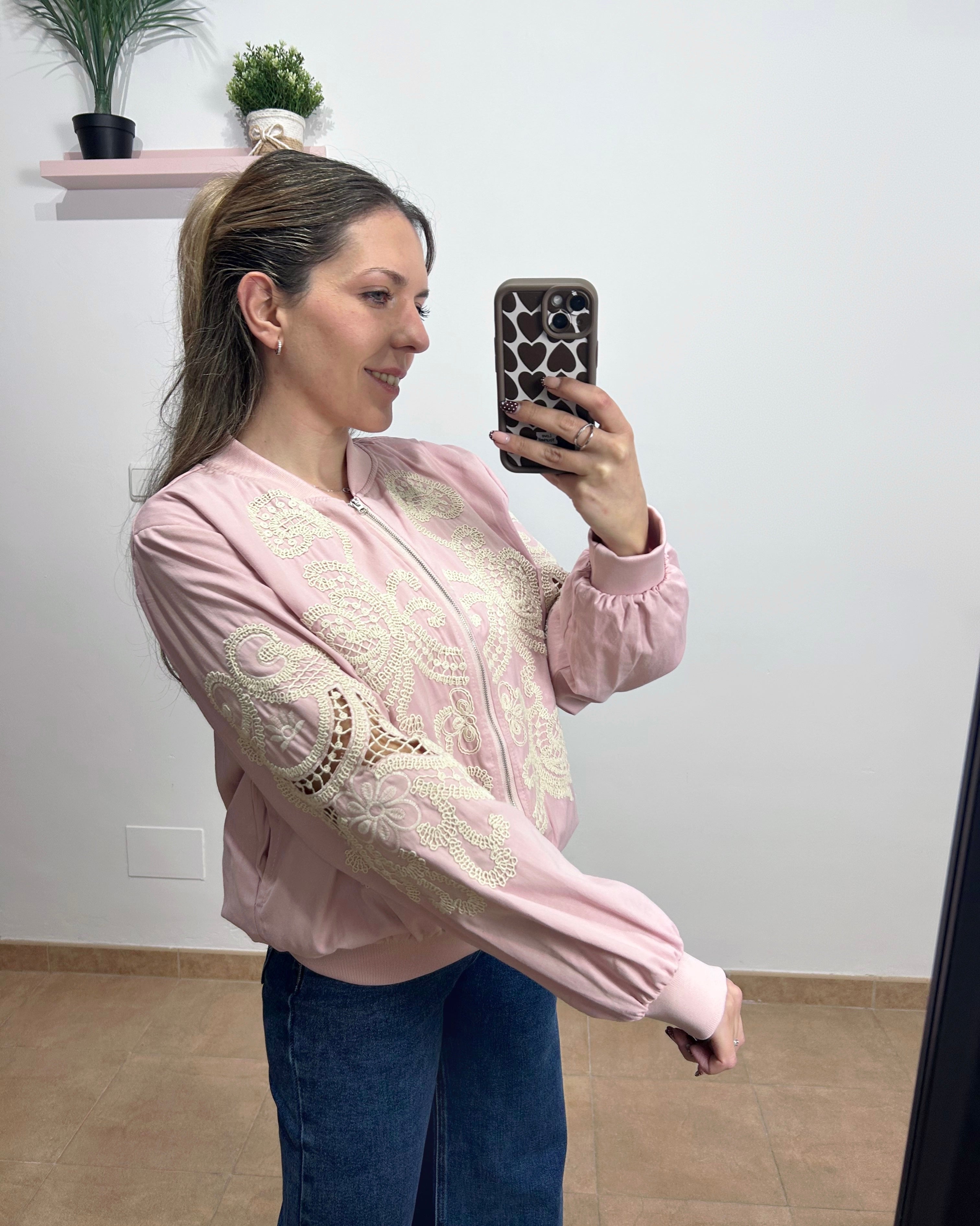 Chaqueta bomber bordado rosa