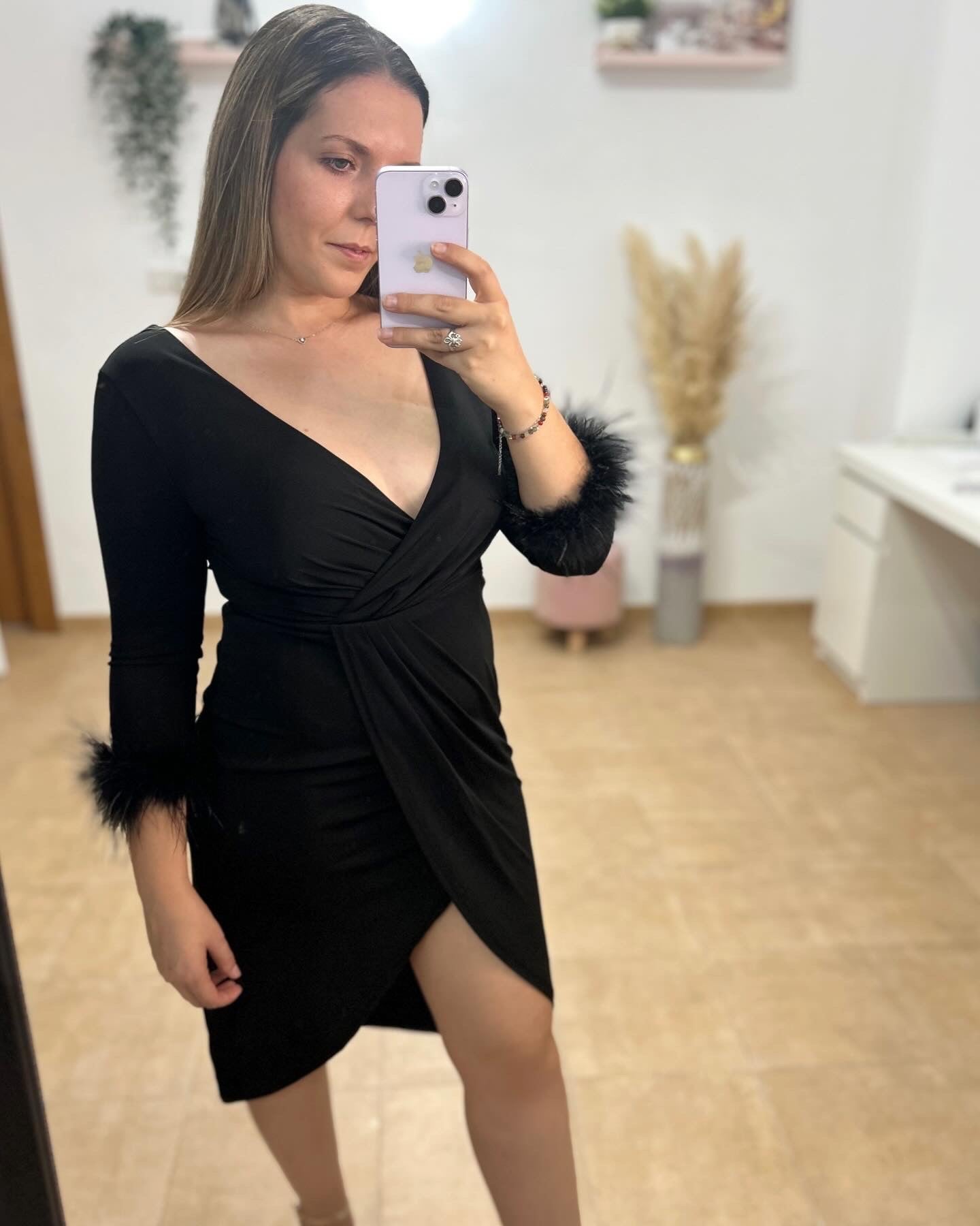 Vestido midi manga plumas negro