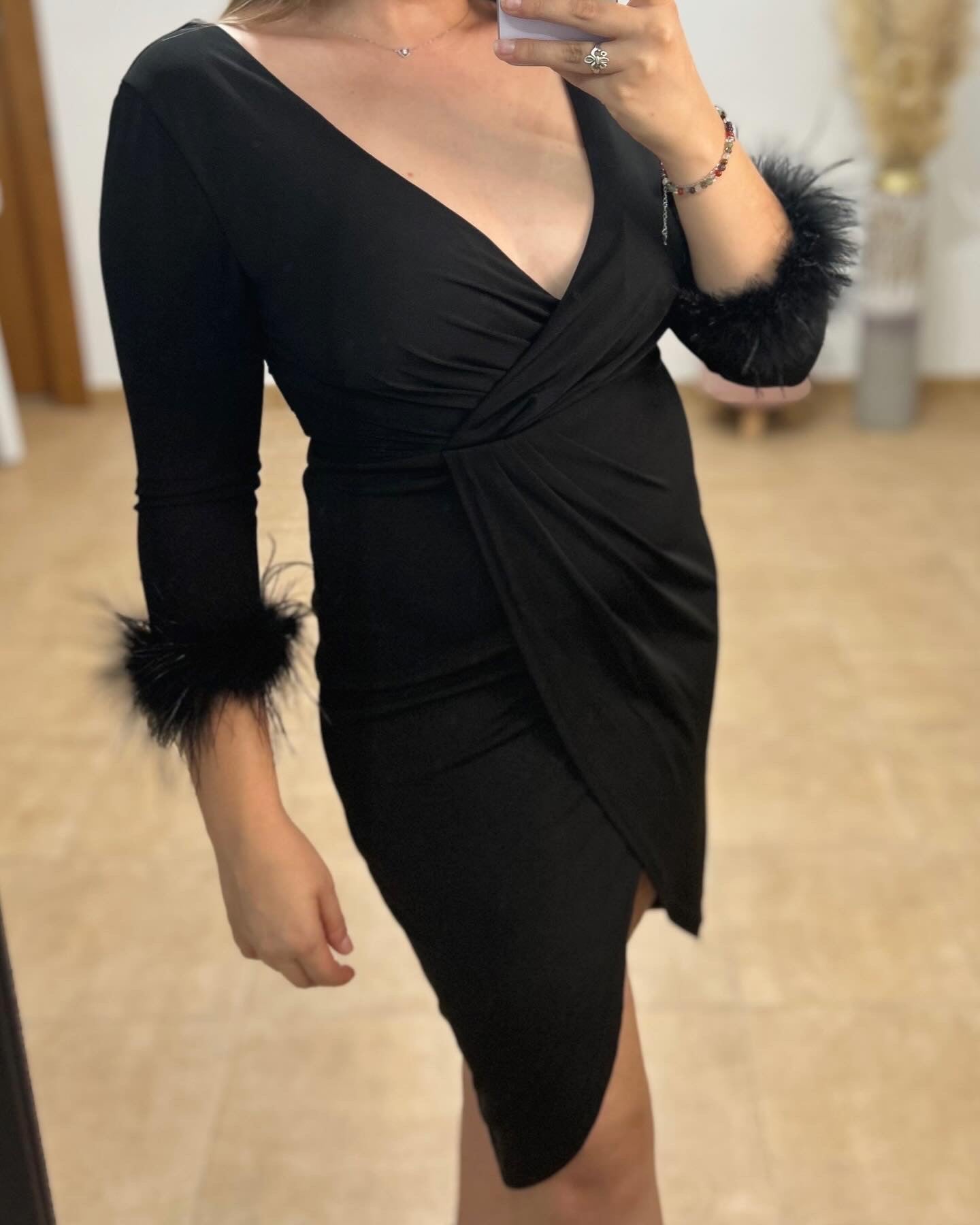 Vestido midi manga plumas negro