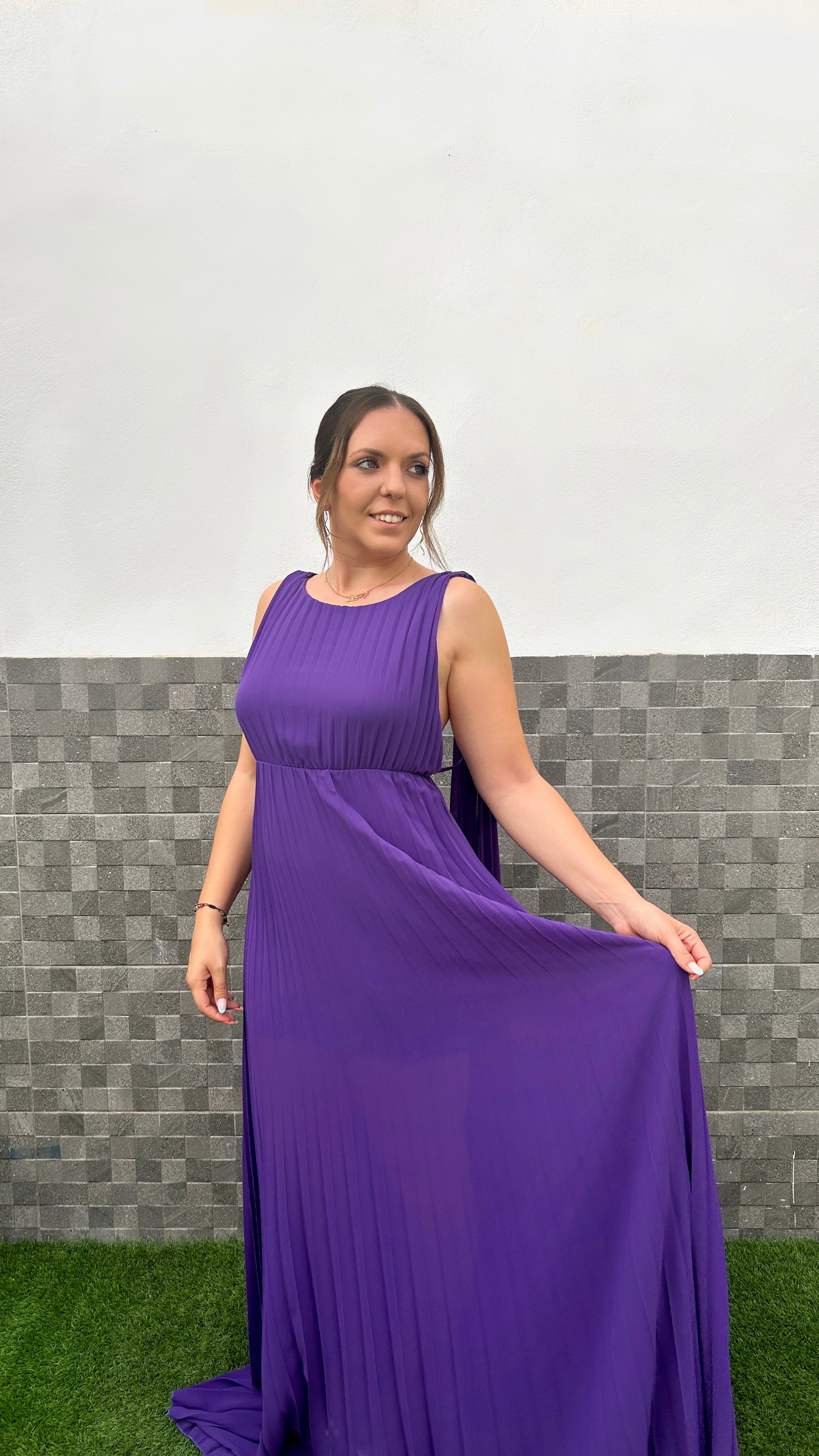 Abito viola in chiffon plissettato con schiena scoperta