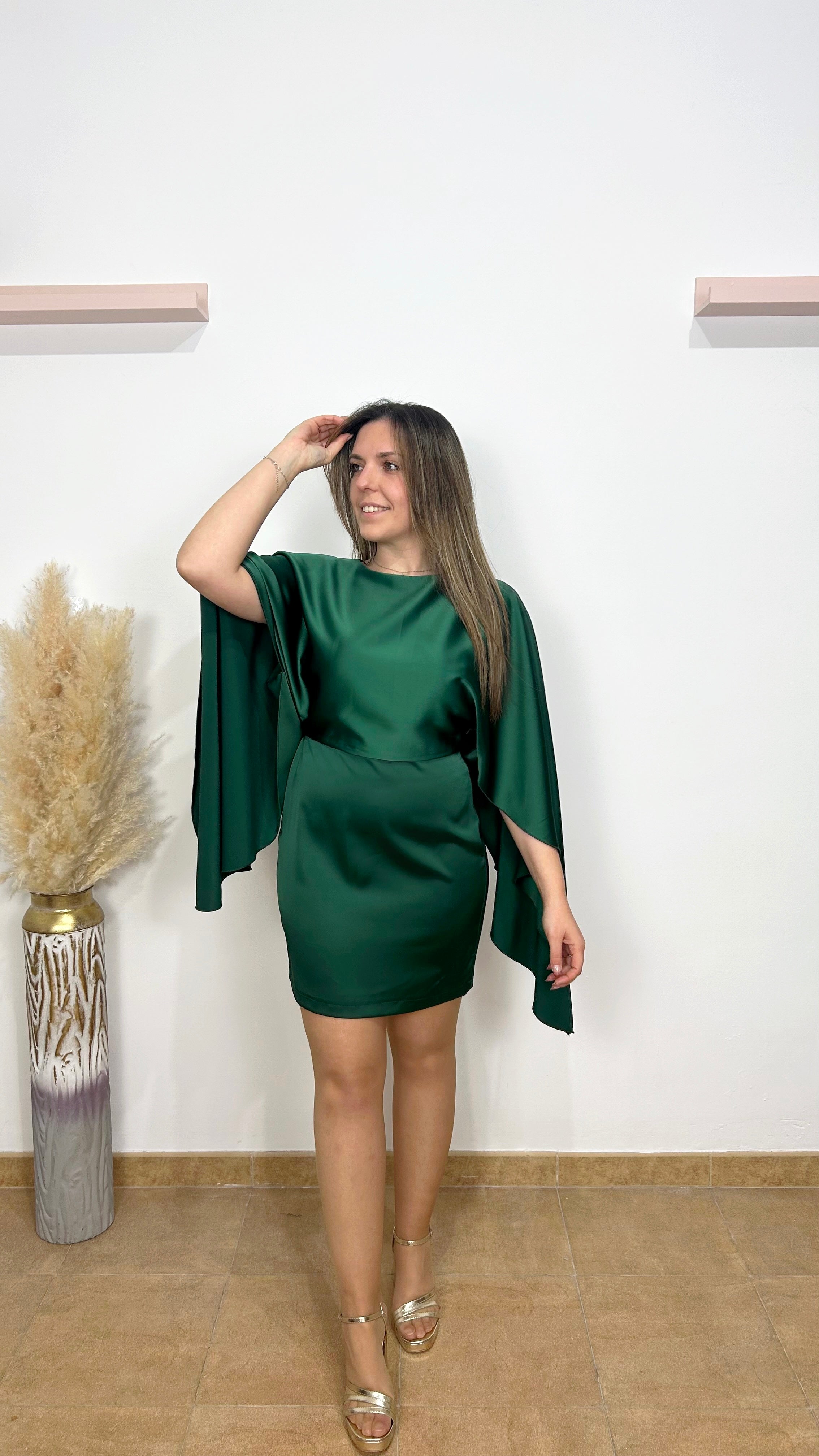 Vestido mini raso manga botella