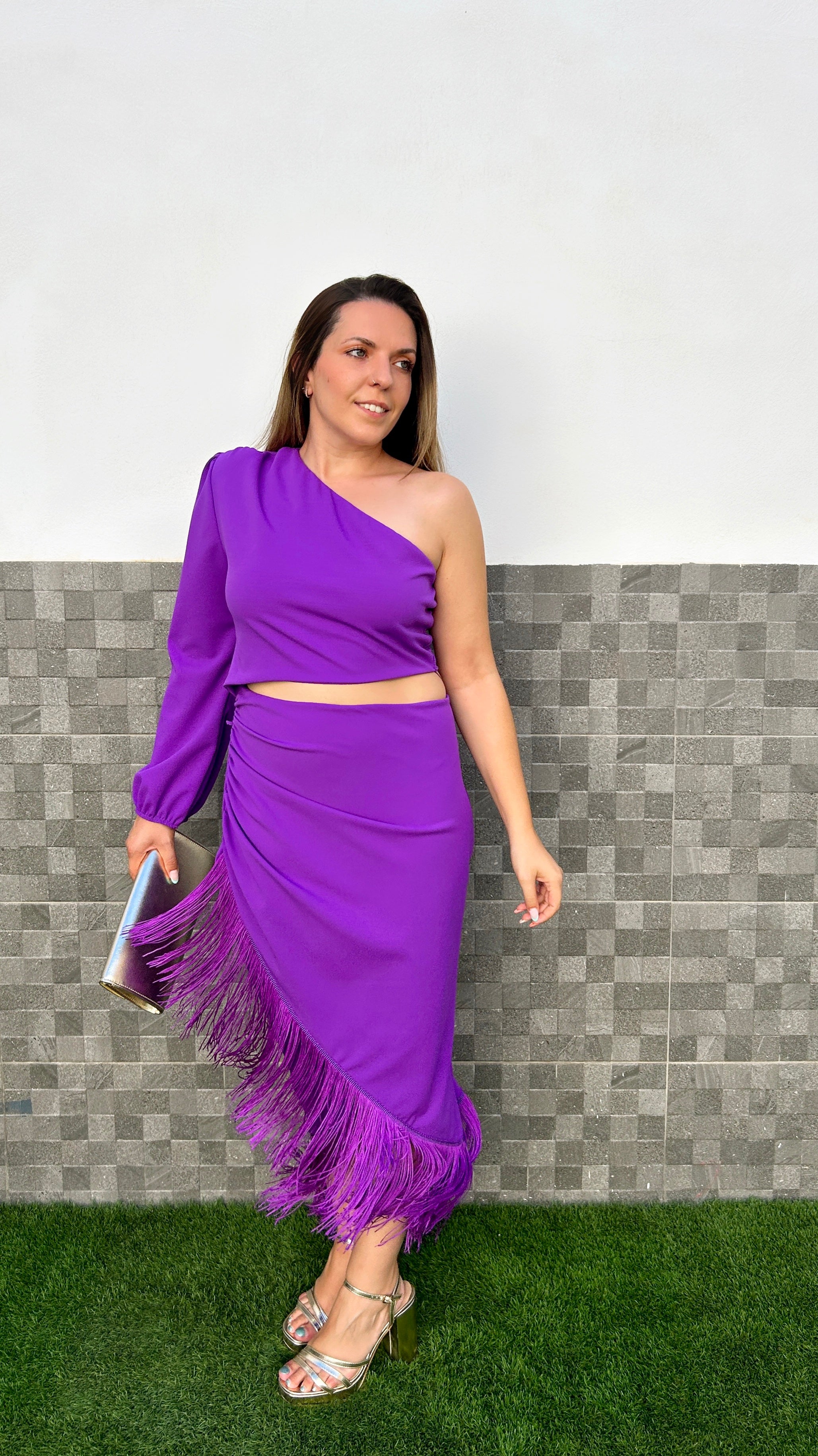 Vestido midi asimetrico flecos morado