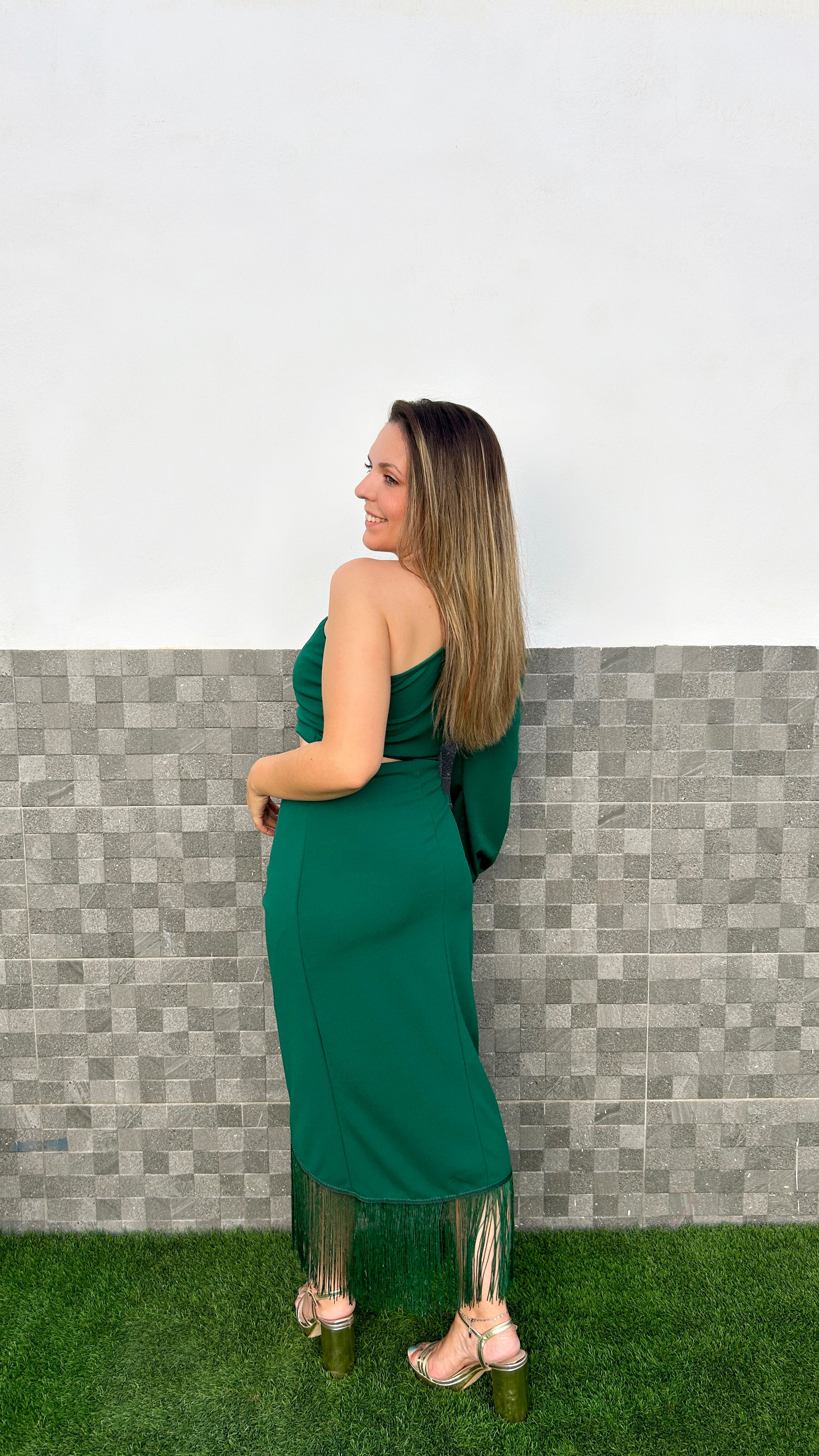 Vestido midi asimetrico flecos verde botella