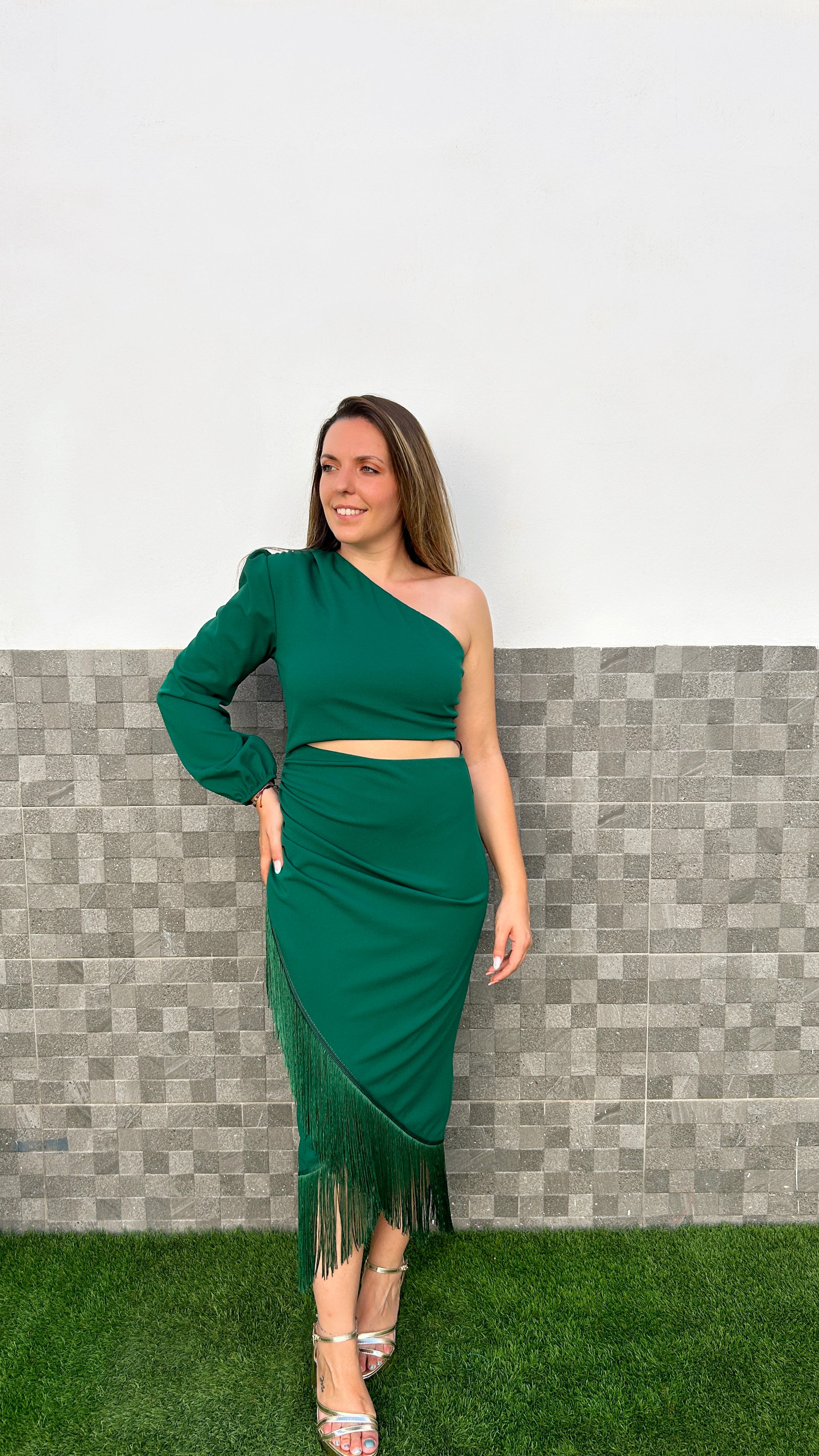 Vestido midi asimetrico flecos verde botella