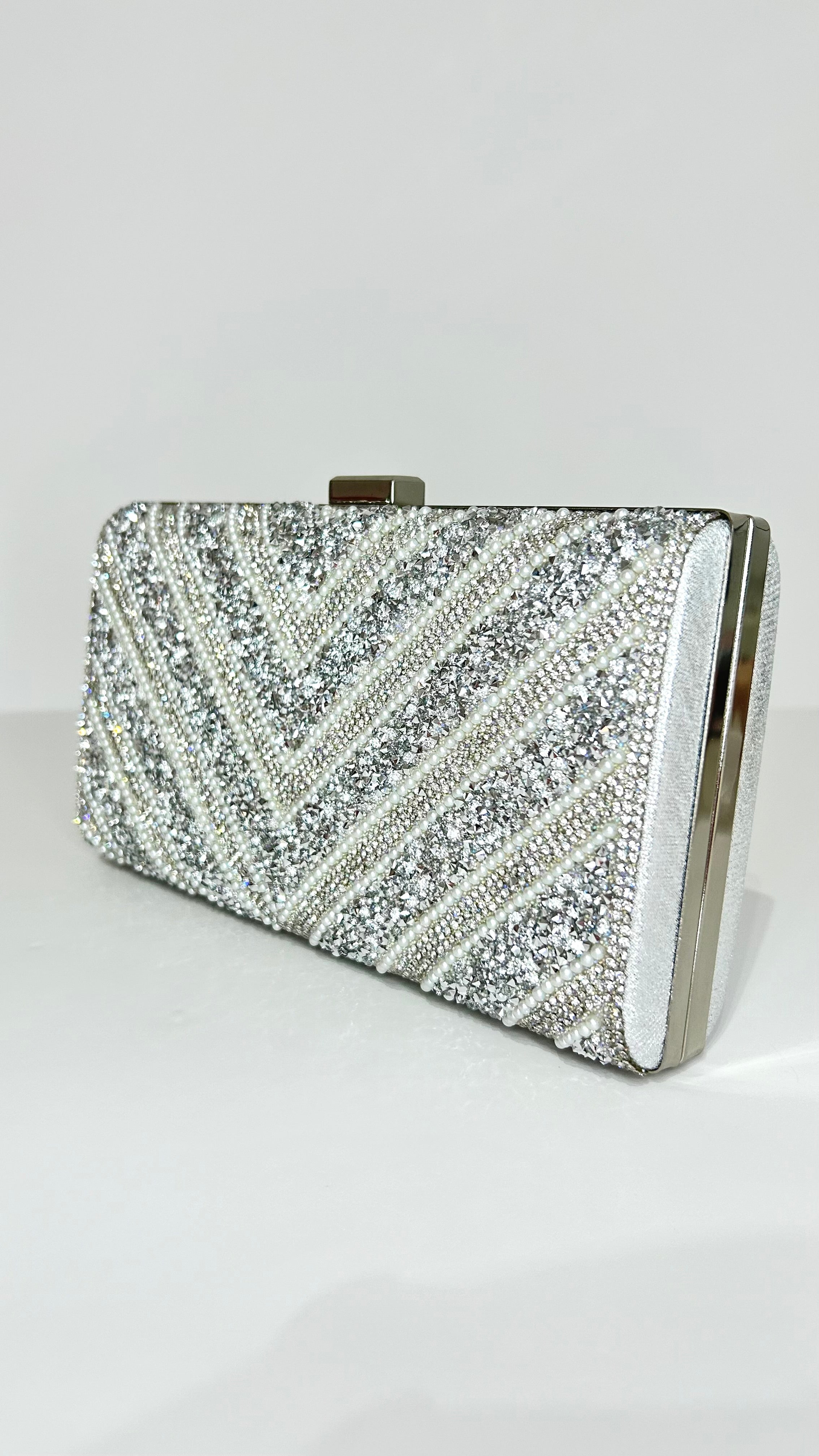 Pochette con strass fini metallizzati argento