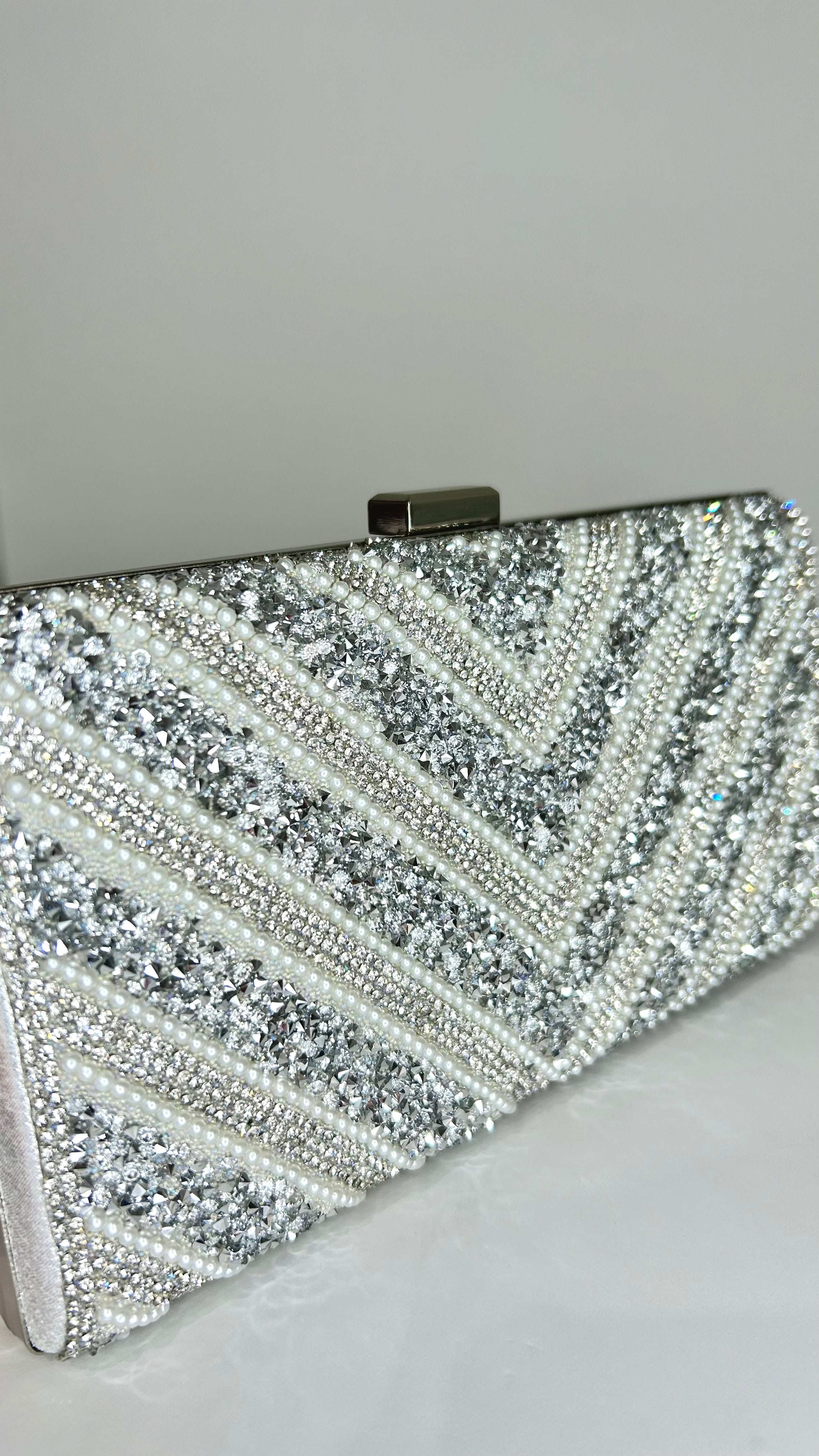 Pochette con strass fini metallizzati argento