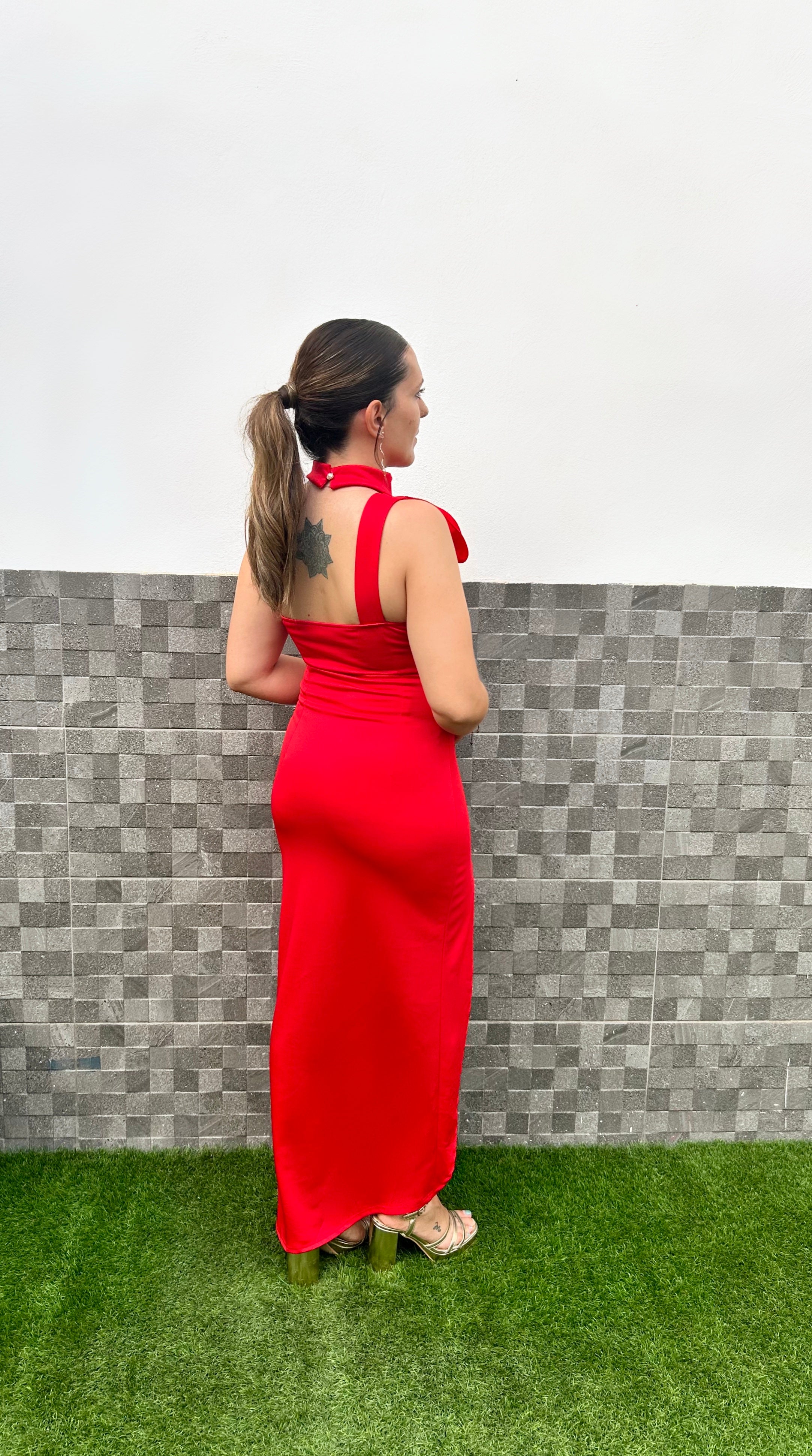 Rotes asymmetrisches Blütenkleid