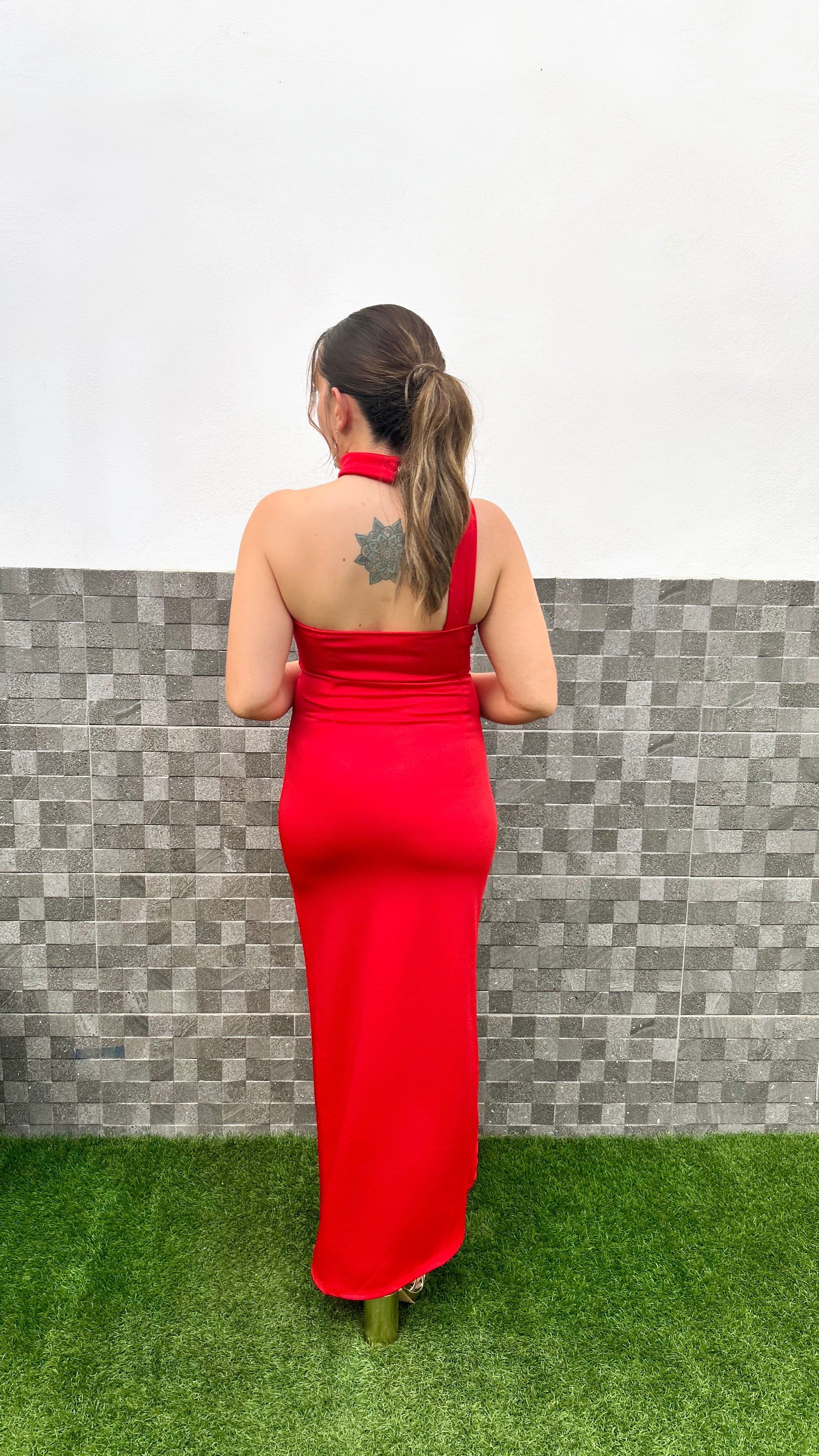 Rotes asymmetrisches Blütenkleid