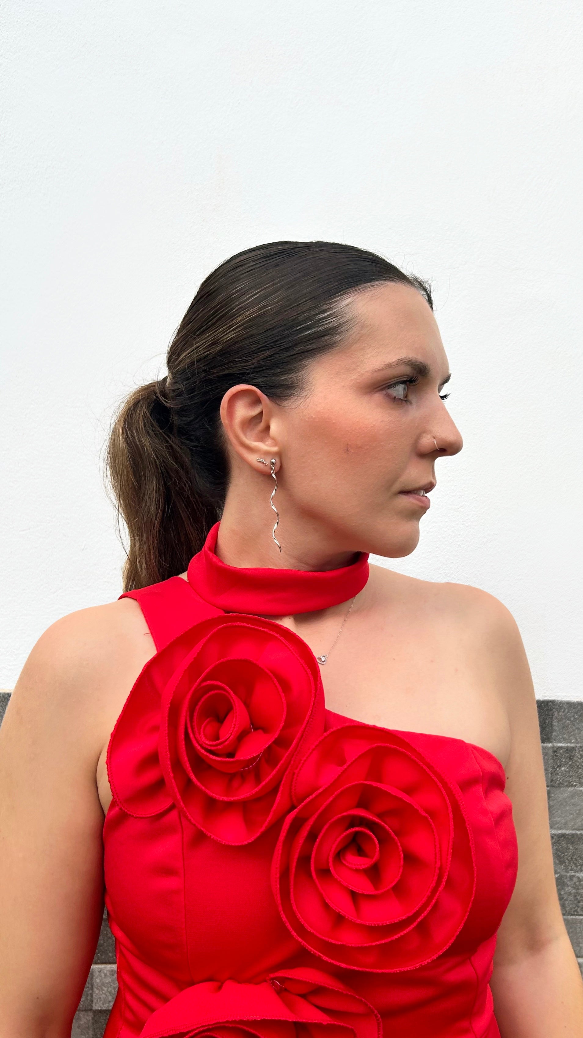 Rotes asymmetrisches Blütenkleid