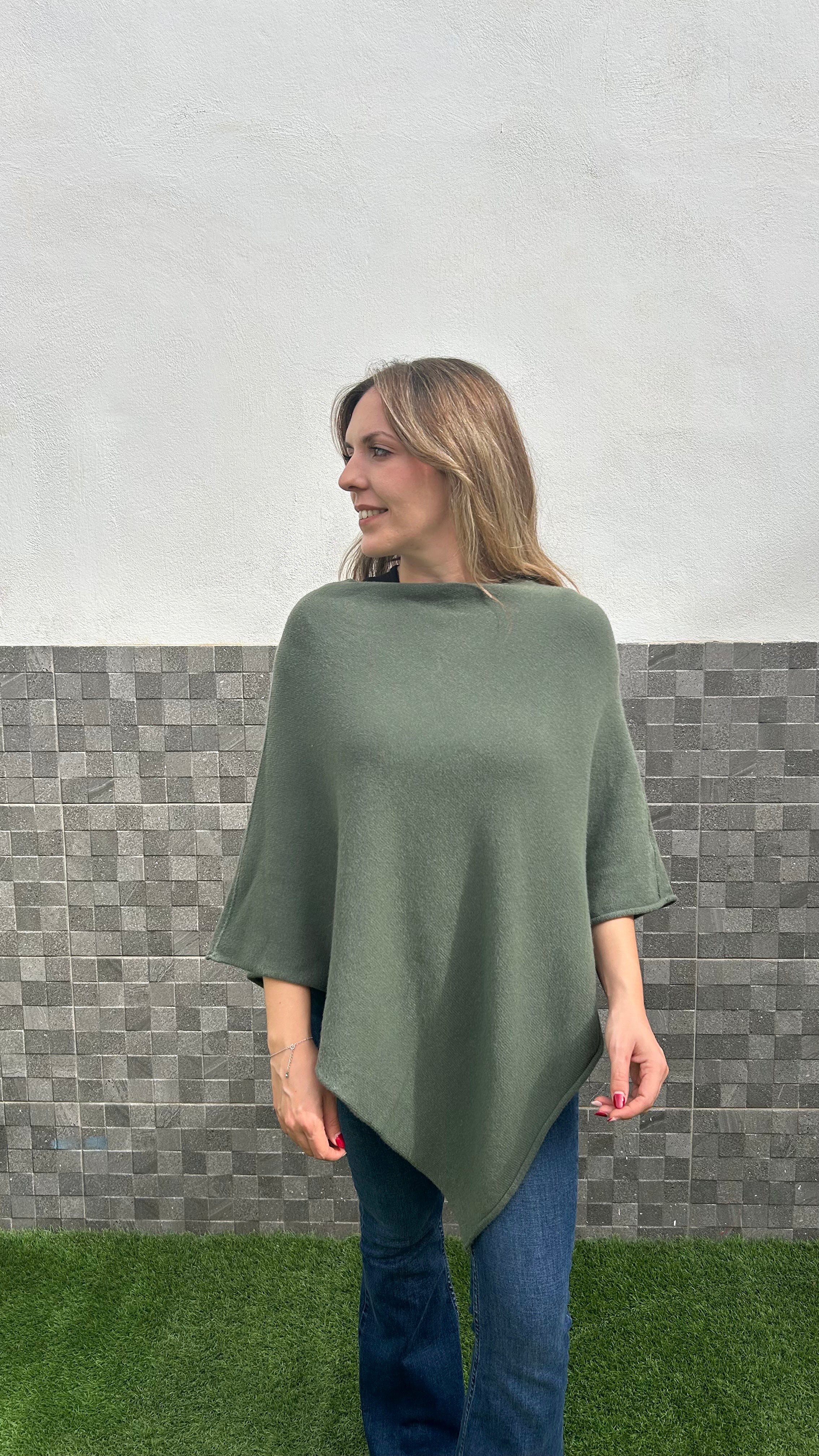 Poncho pico asimétrico caqui