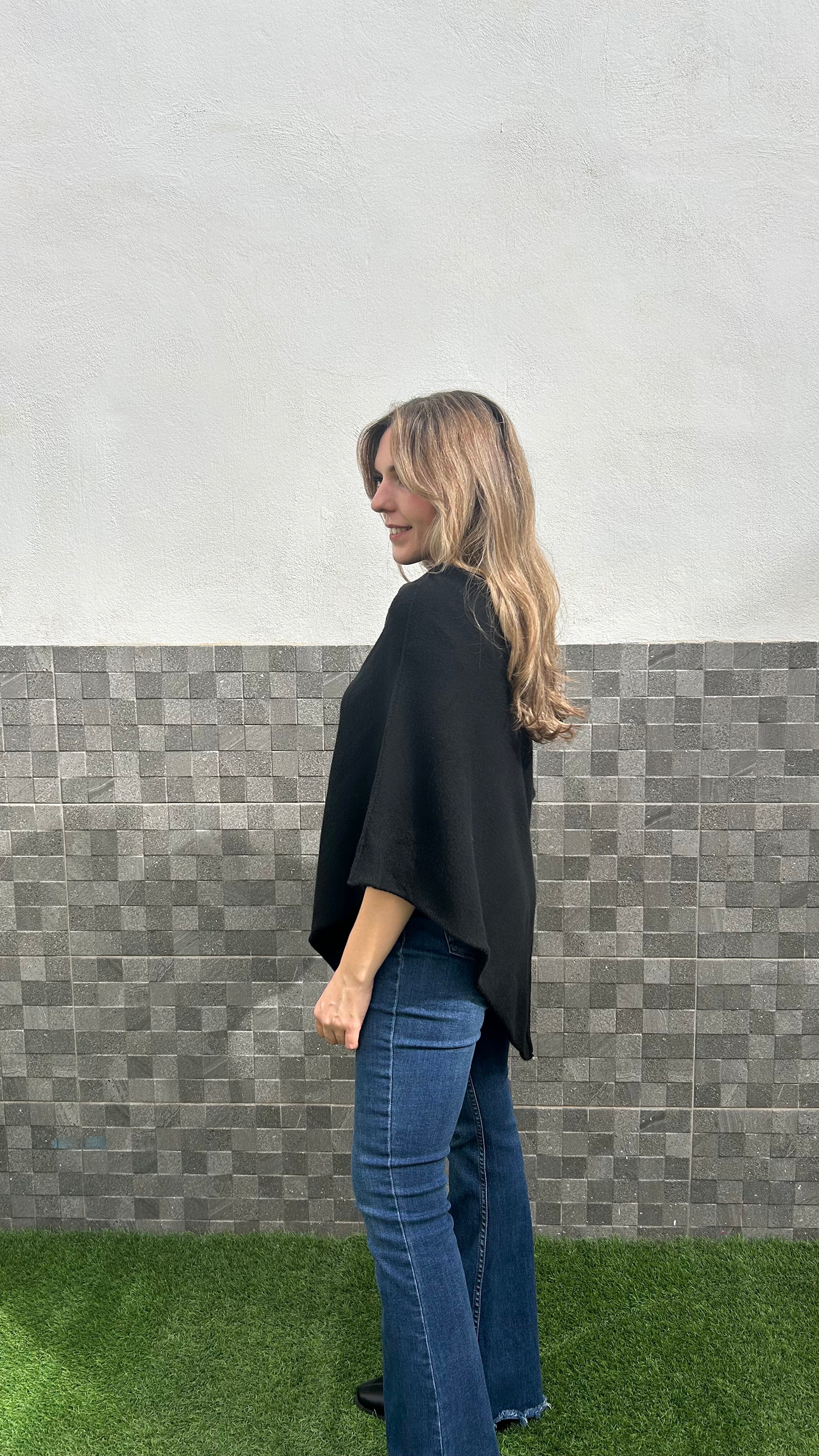 Poncho pico asimétrico negro