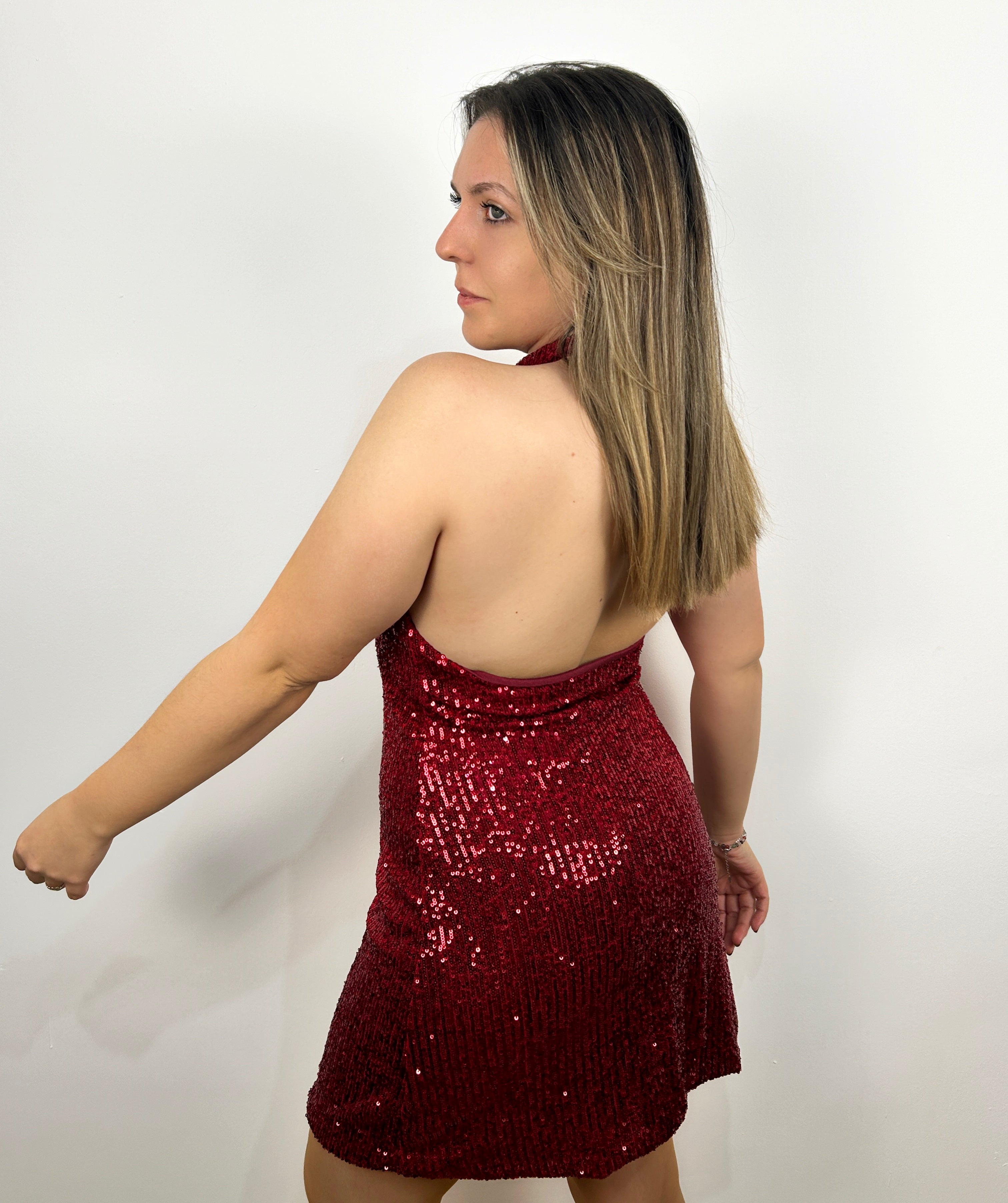 Vestido glitter escote halter burdeos