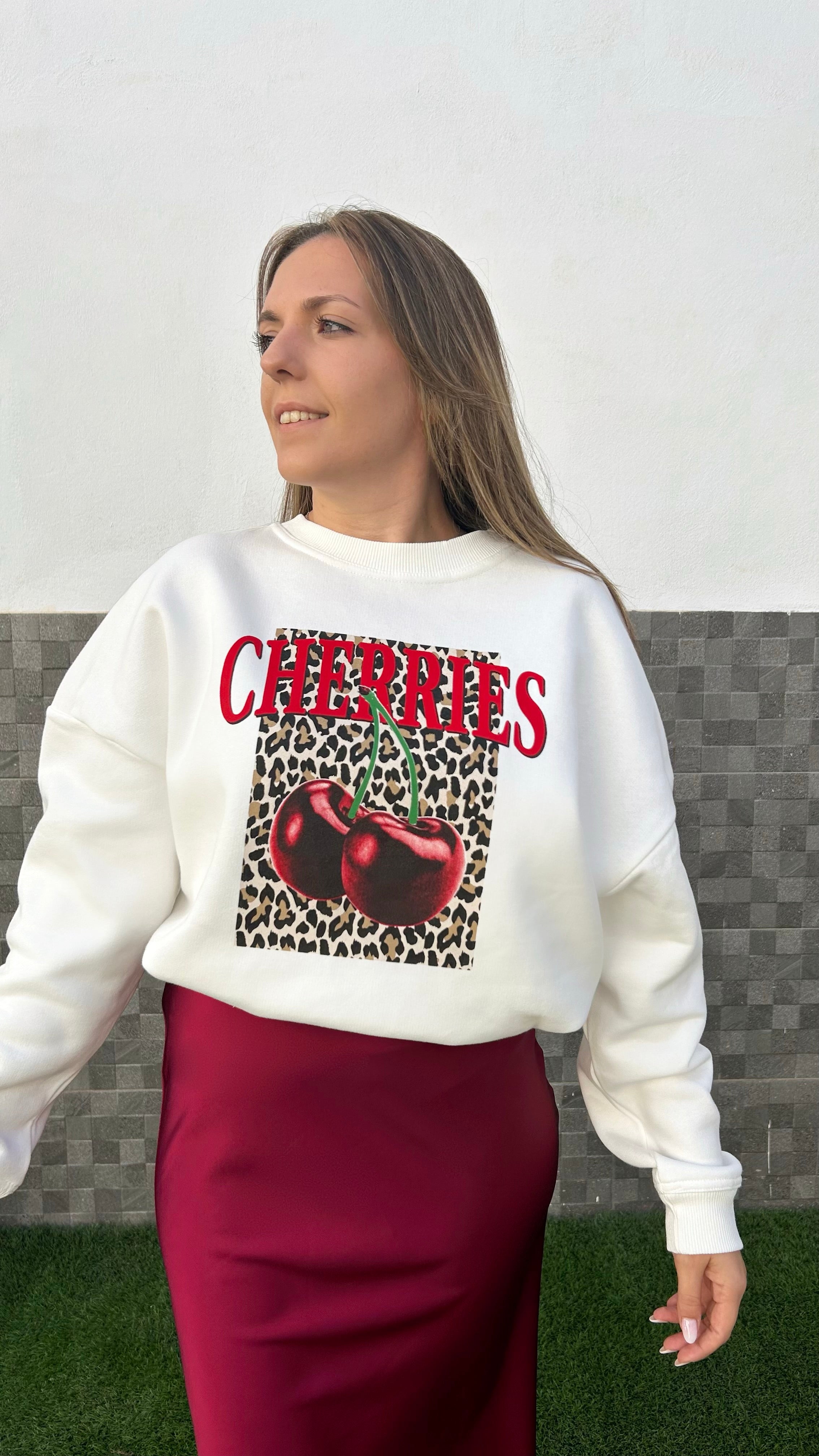 Sudadera cerezas oversize blanca