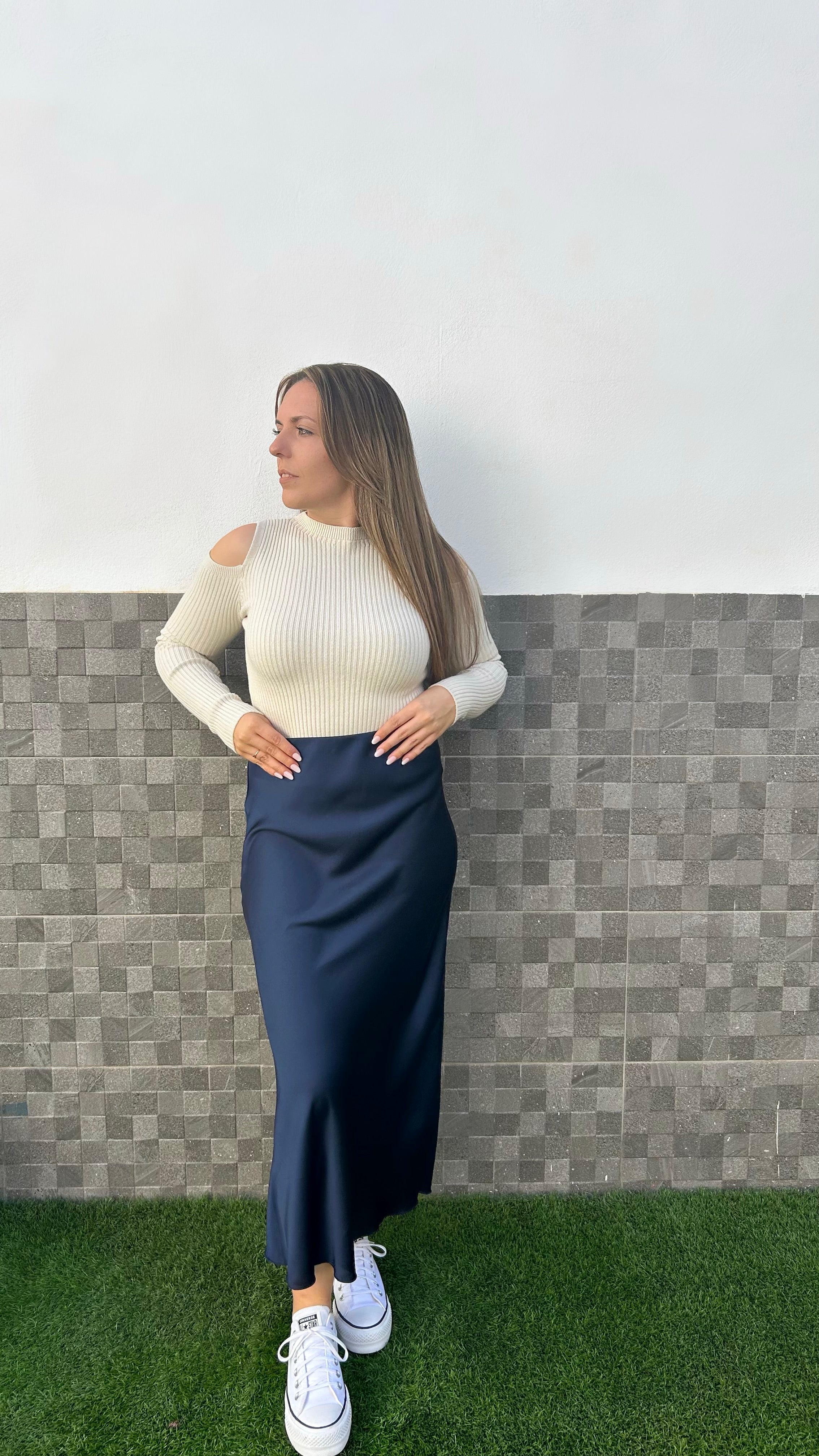 Falda satinada midi azul marino