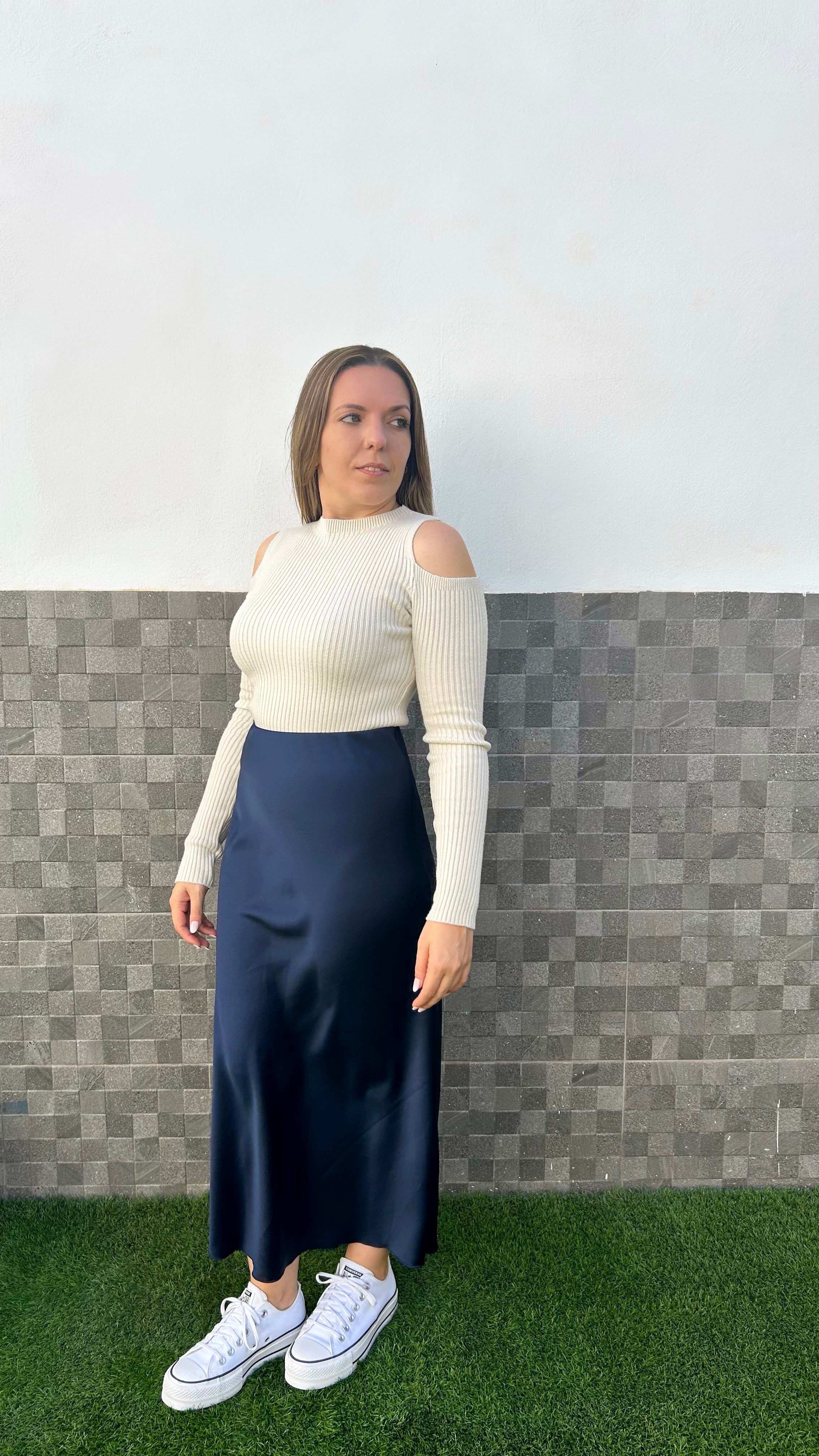 Falda satinada midi azul marino