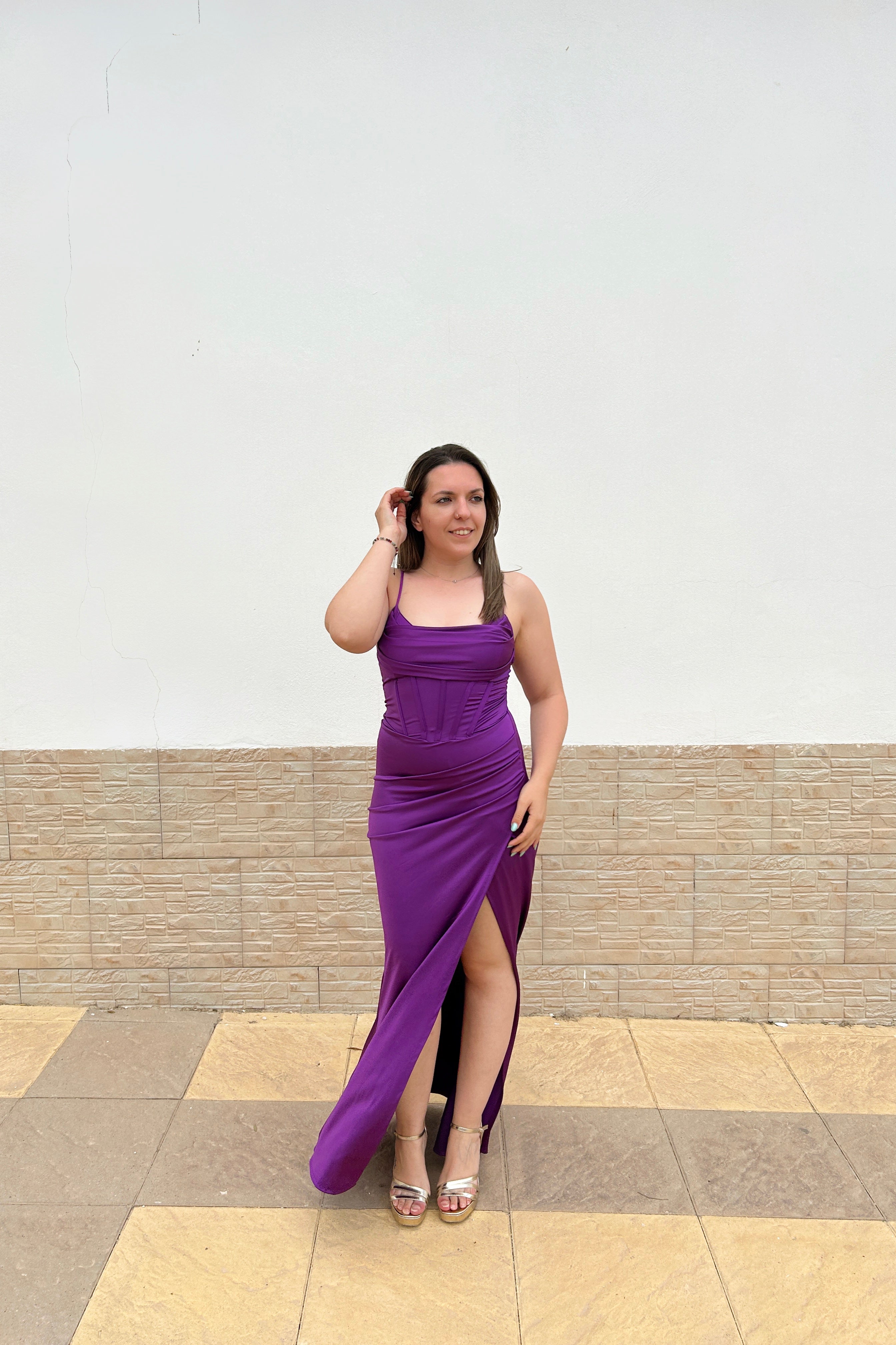 Abito in satin viola con scollo a corsetto