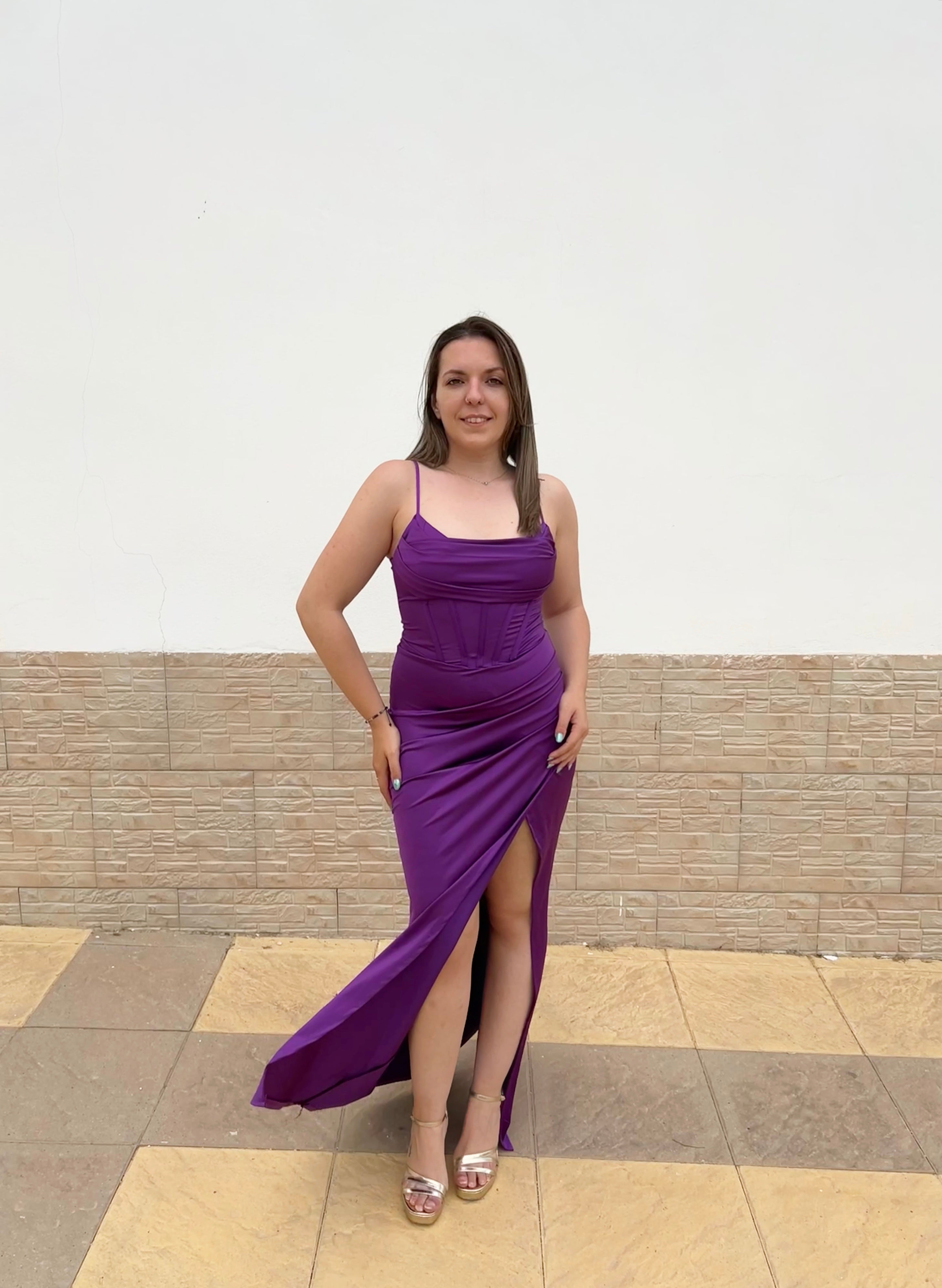 Vestido satinado escote corse morado