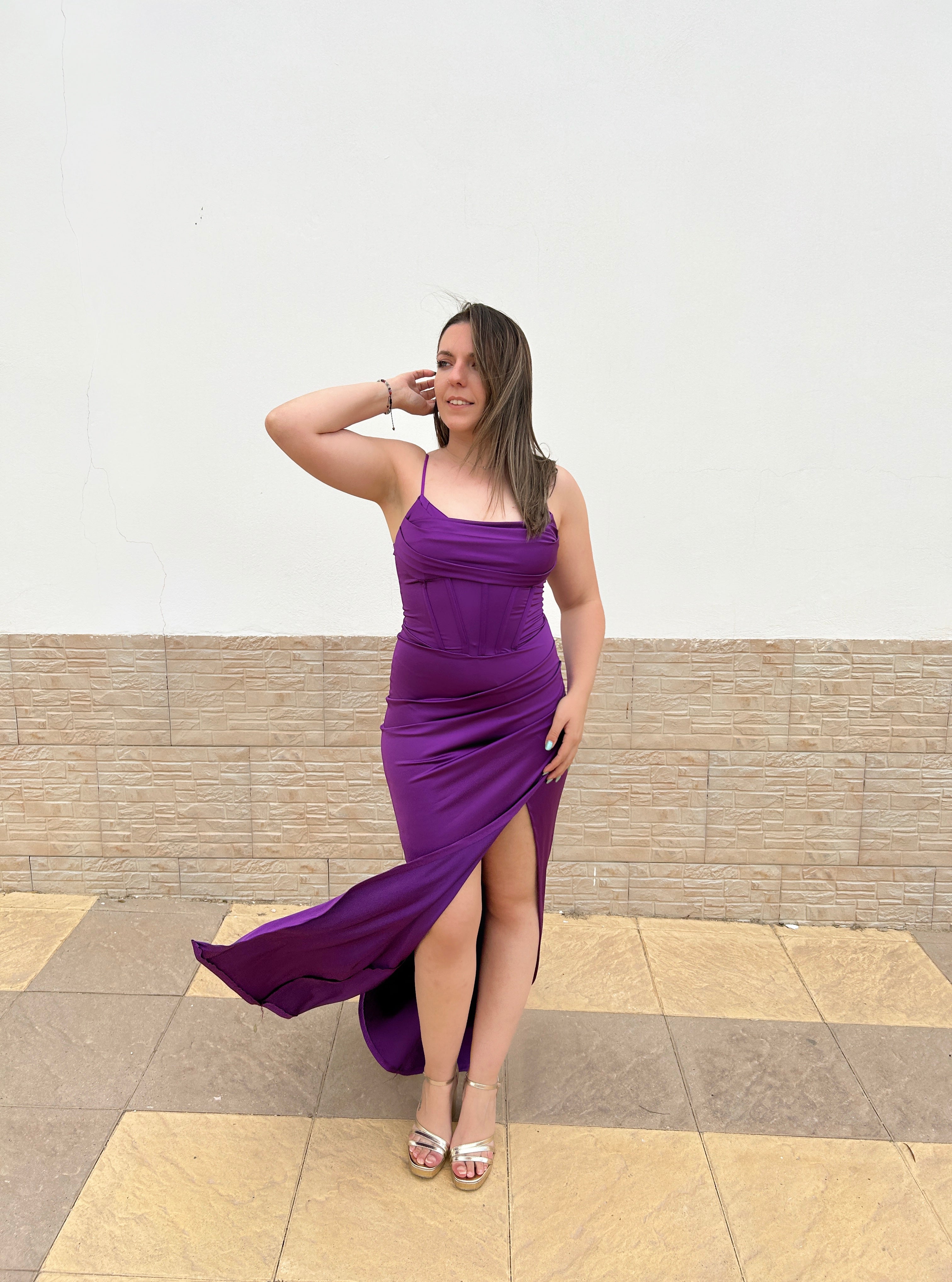 Vestido satinado escote corse morado