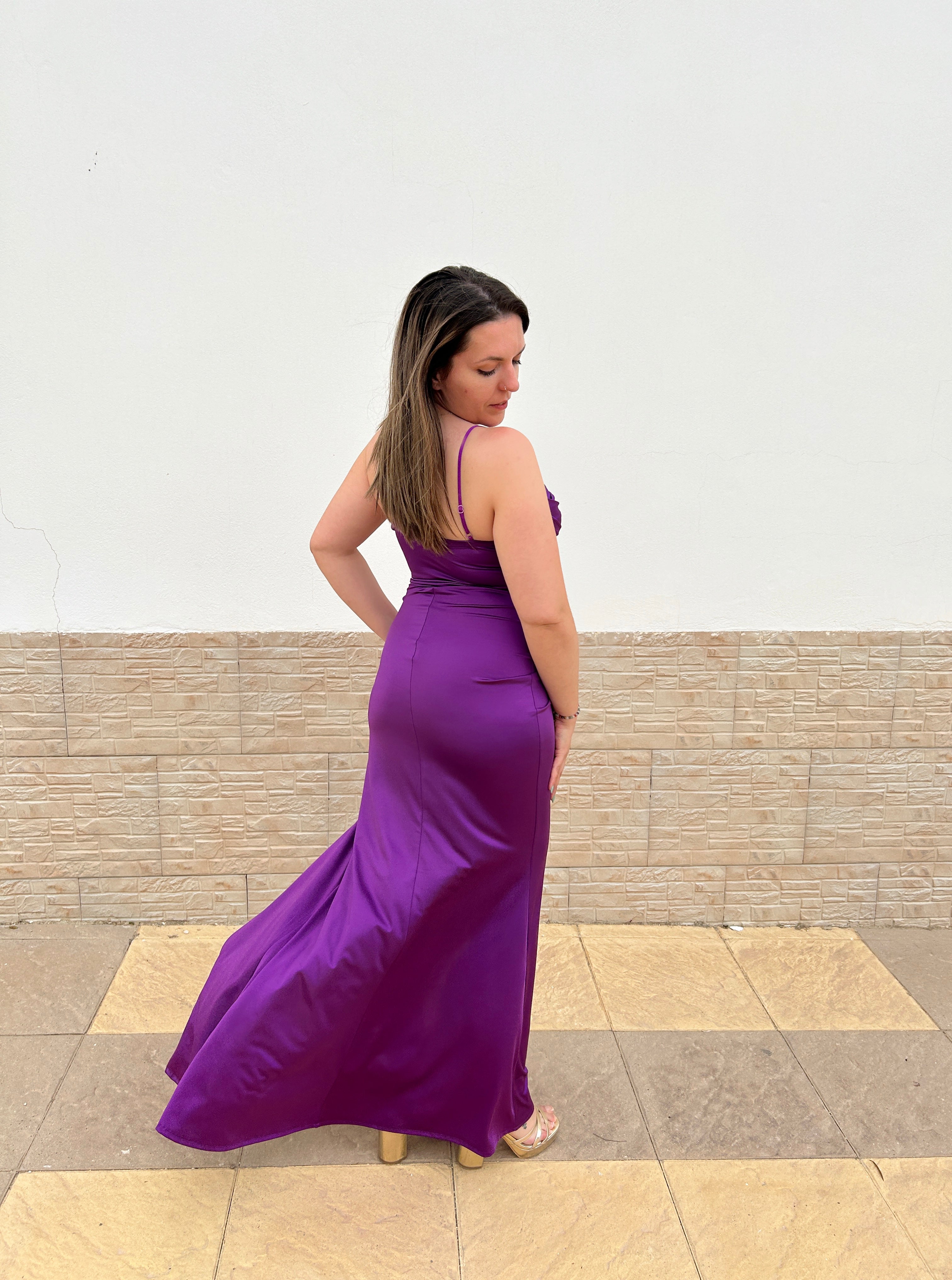 Vestido satinado escote corse morado